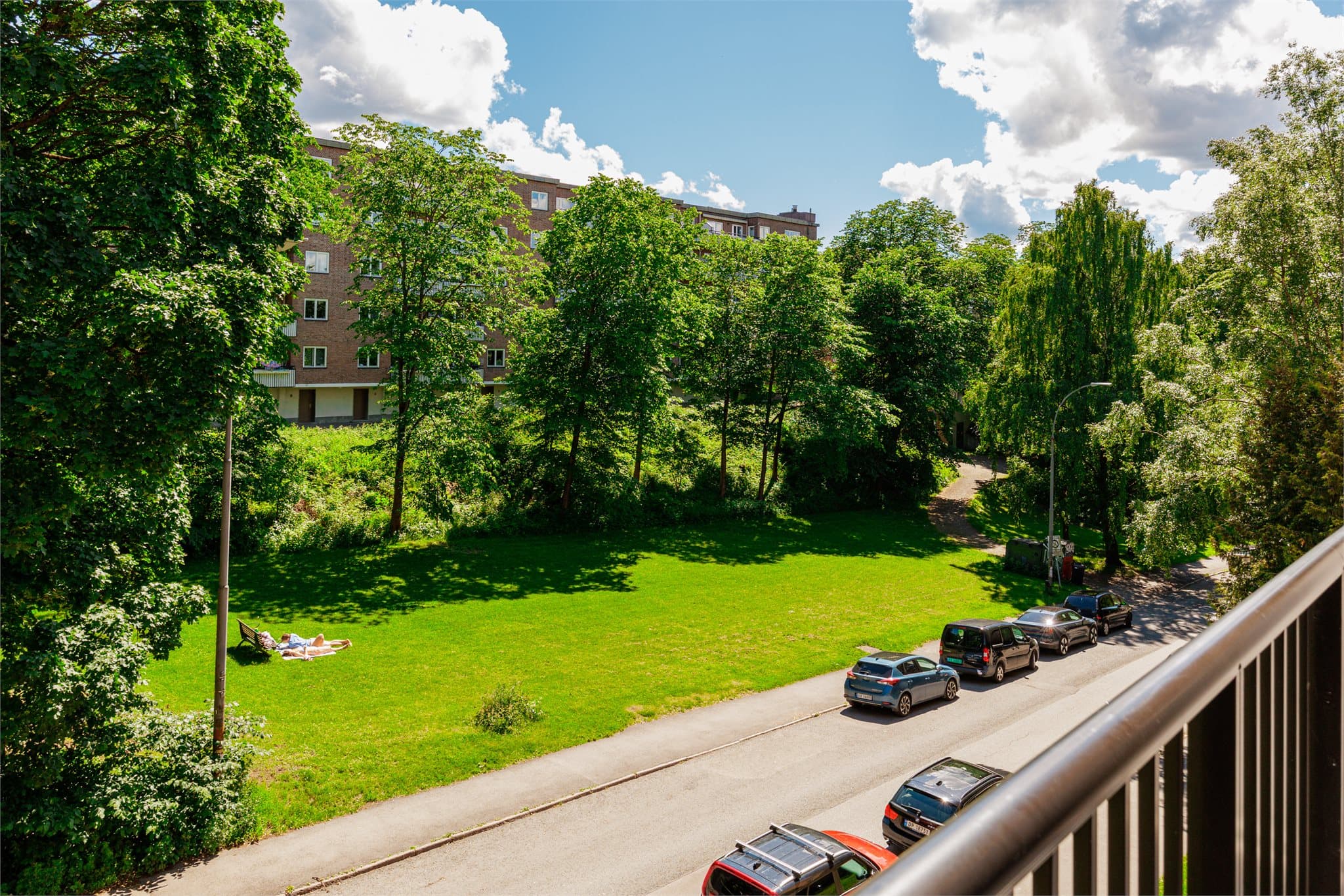 Herfra har du en hyggelig og skjermet utsikt mot grøntområde. Dette blir en fin forlengelse av stuen, perfekt til både morgenkaffen og rolige kvelder ute.