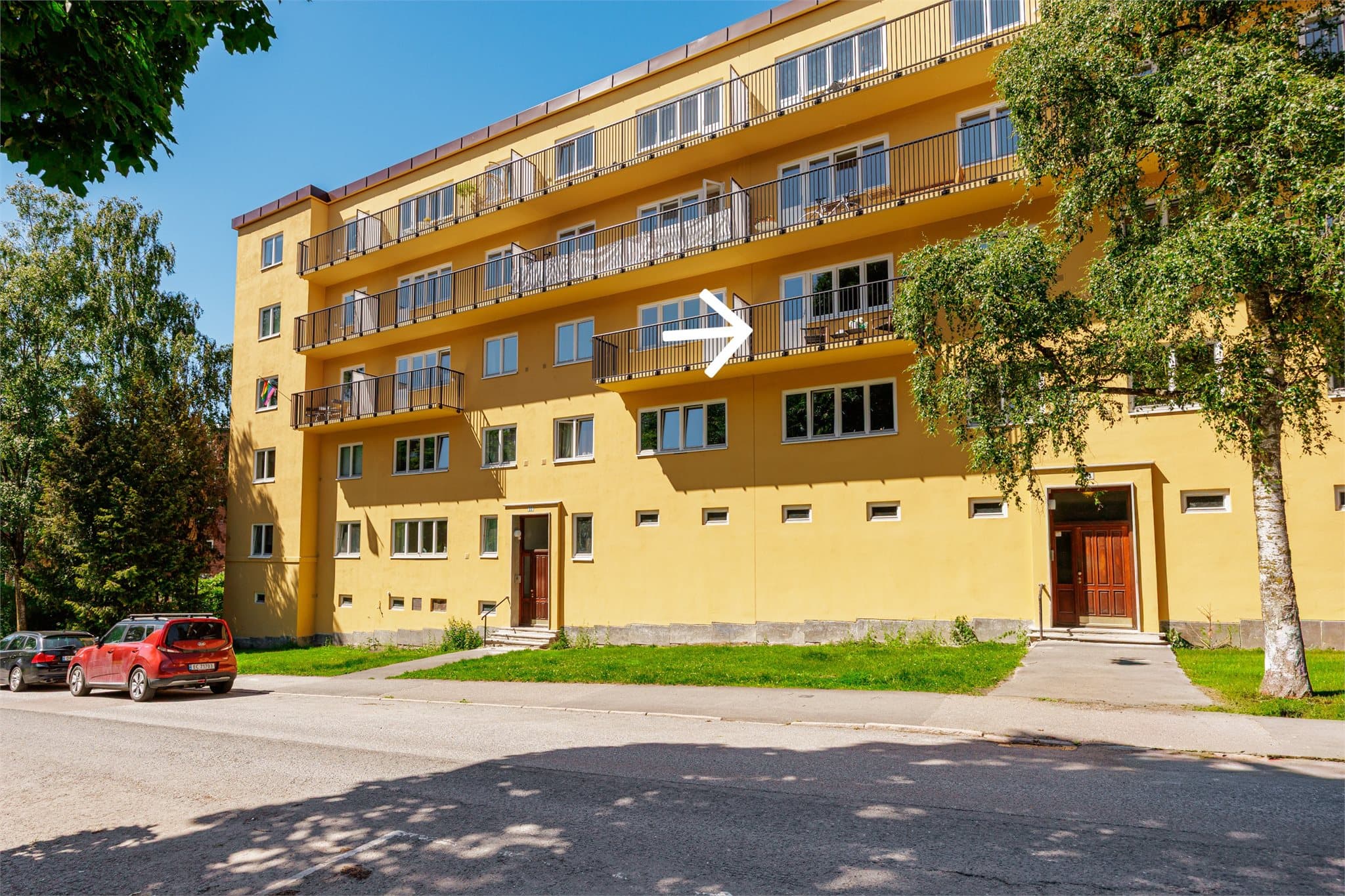 Her bor du sentralt med kun 3 minutter til trikk ved Rosenhoff, dagligvarebutikker, treningssentre og grønne områder som Sinsenparken like i nærheten.