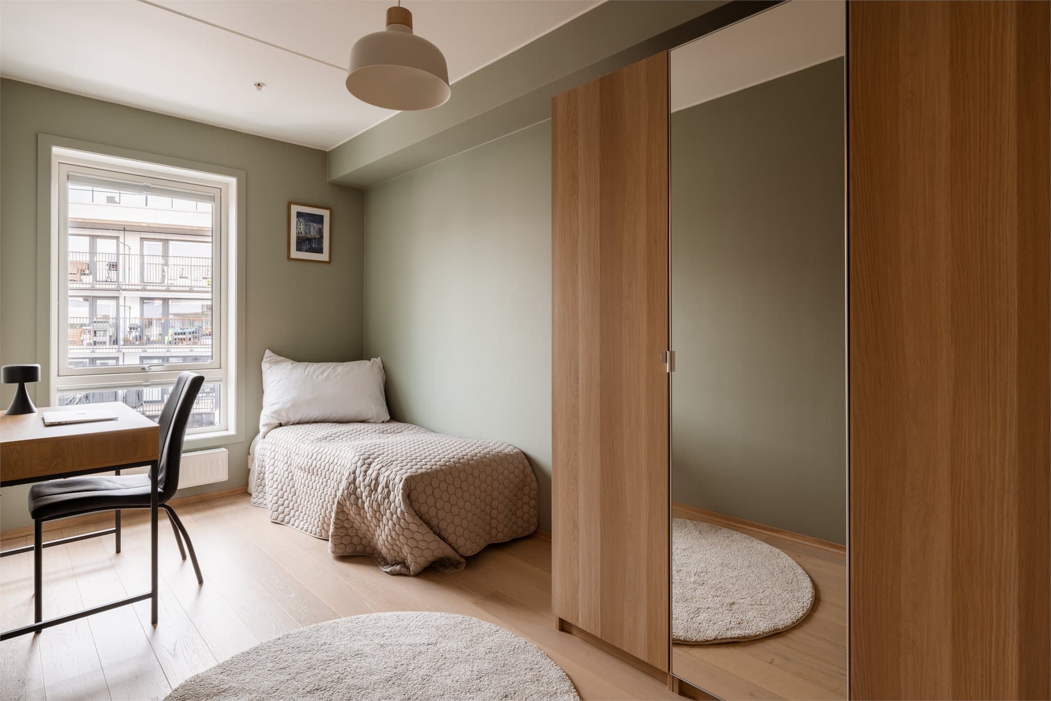 Et stort garderobeskap gir god plass til både klær og sko.