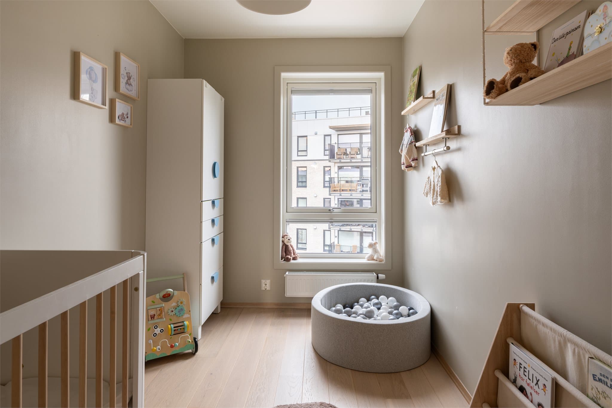 Barnerommet! Et innbydende og lekent rom med plass til alt den lille trenger.