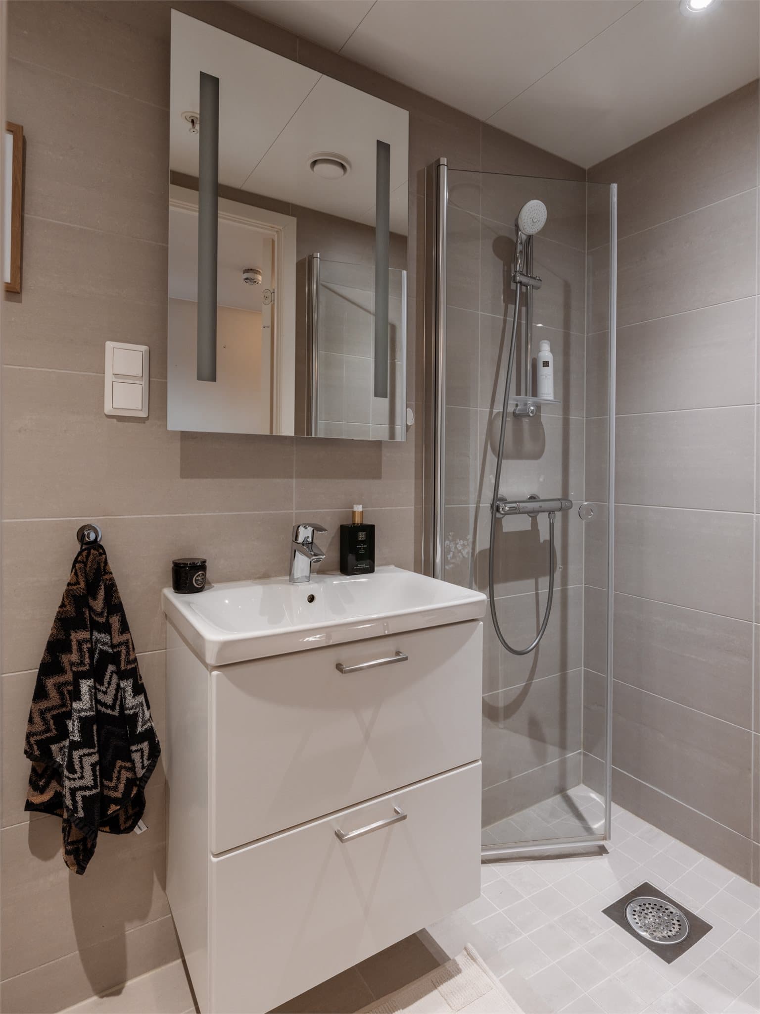 Med to bad slipper dere å krangle om plassen på travle morgener!