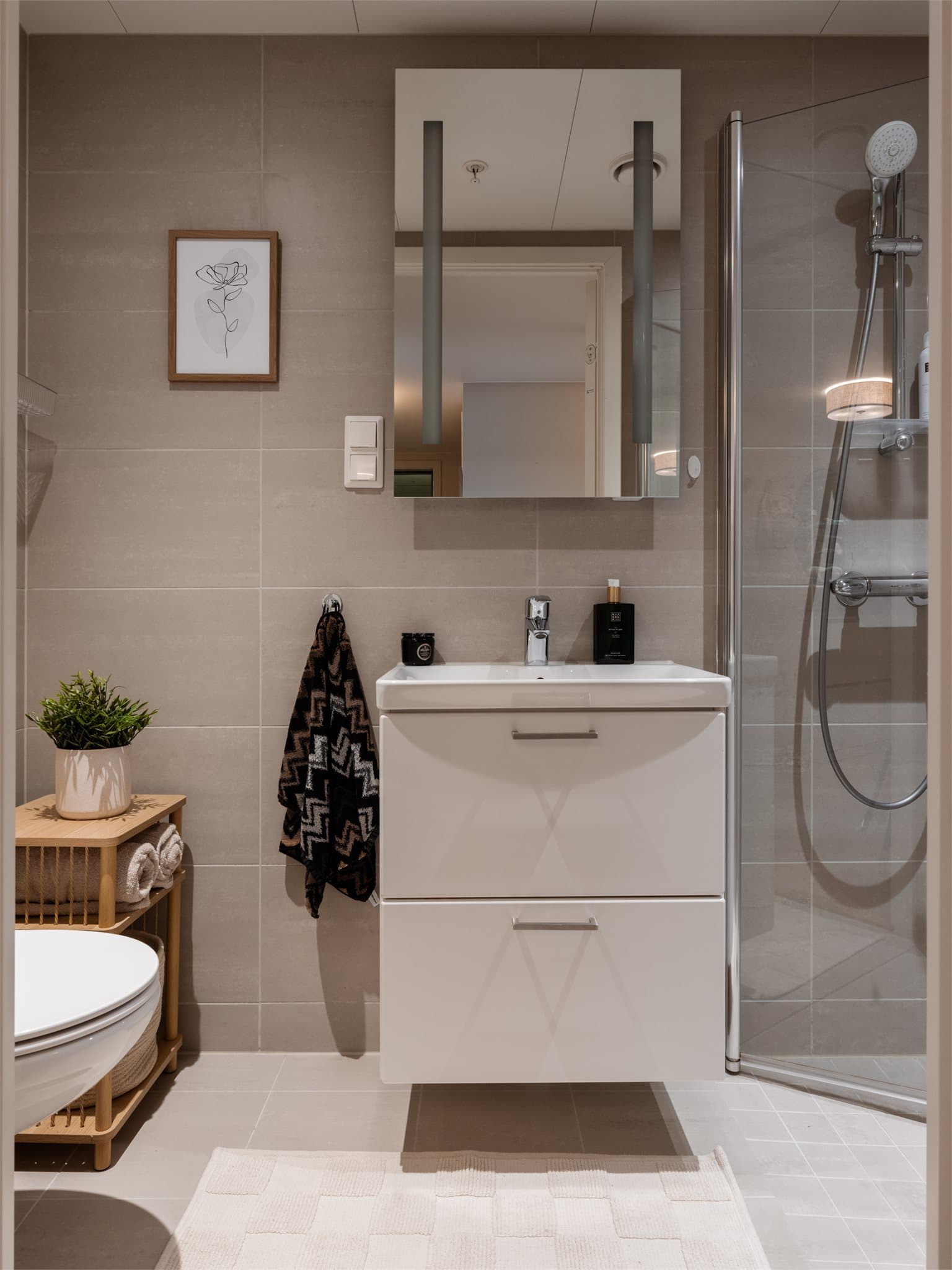 Delikat bad, lett tilgjengelig fra entréen, med moderne og stilrene løsninger.