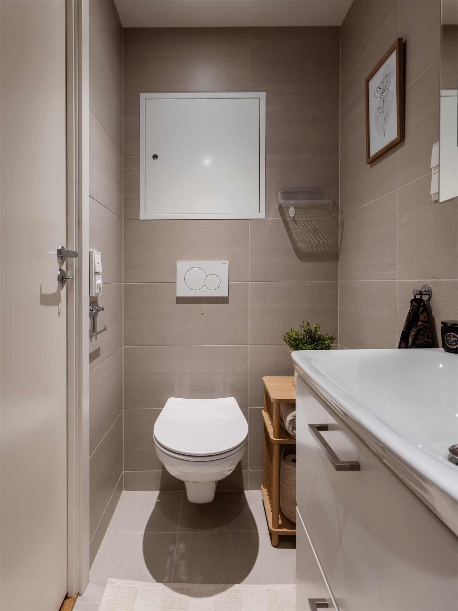 Badet har selvsagt varme i gulvet og flislagte overflater.