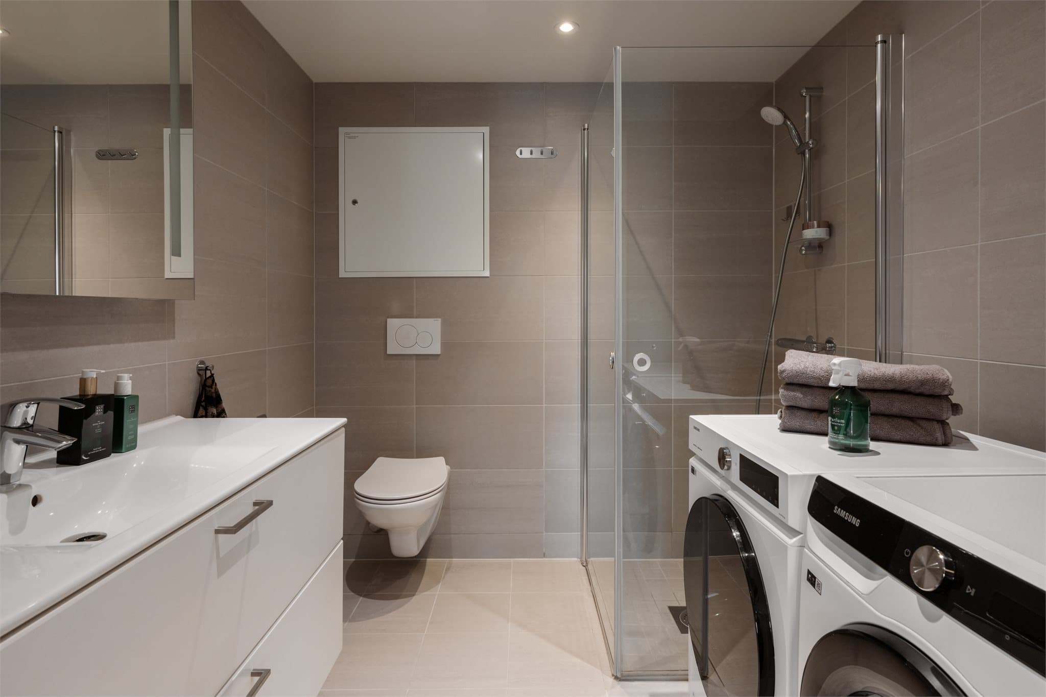 Badet er stort med flislagte overflater og deilig varme i gulvet.