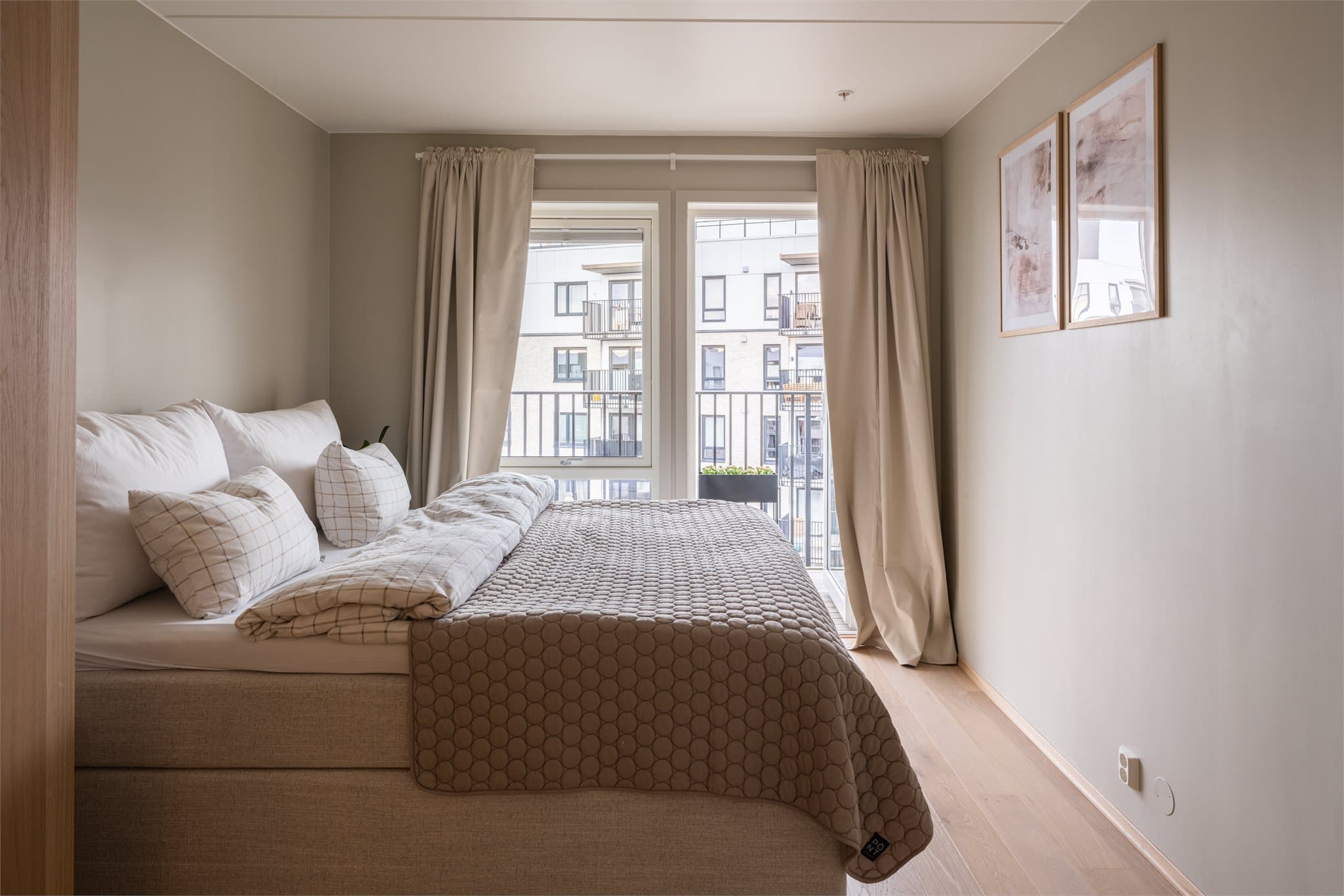 Takhøyde vinduer sørger for mye naturlig lys og en god start på dagen.