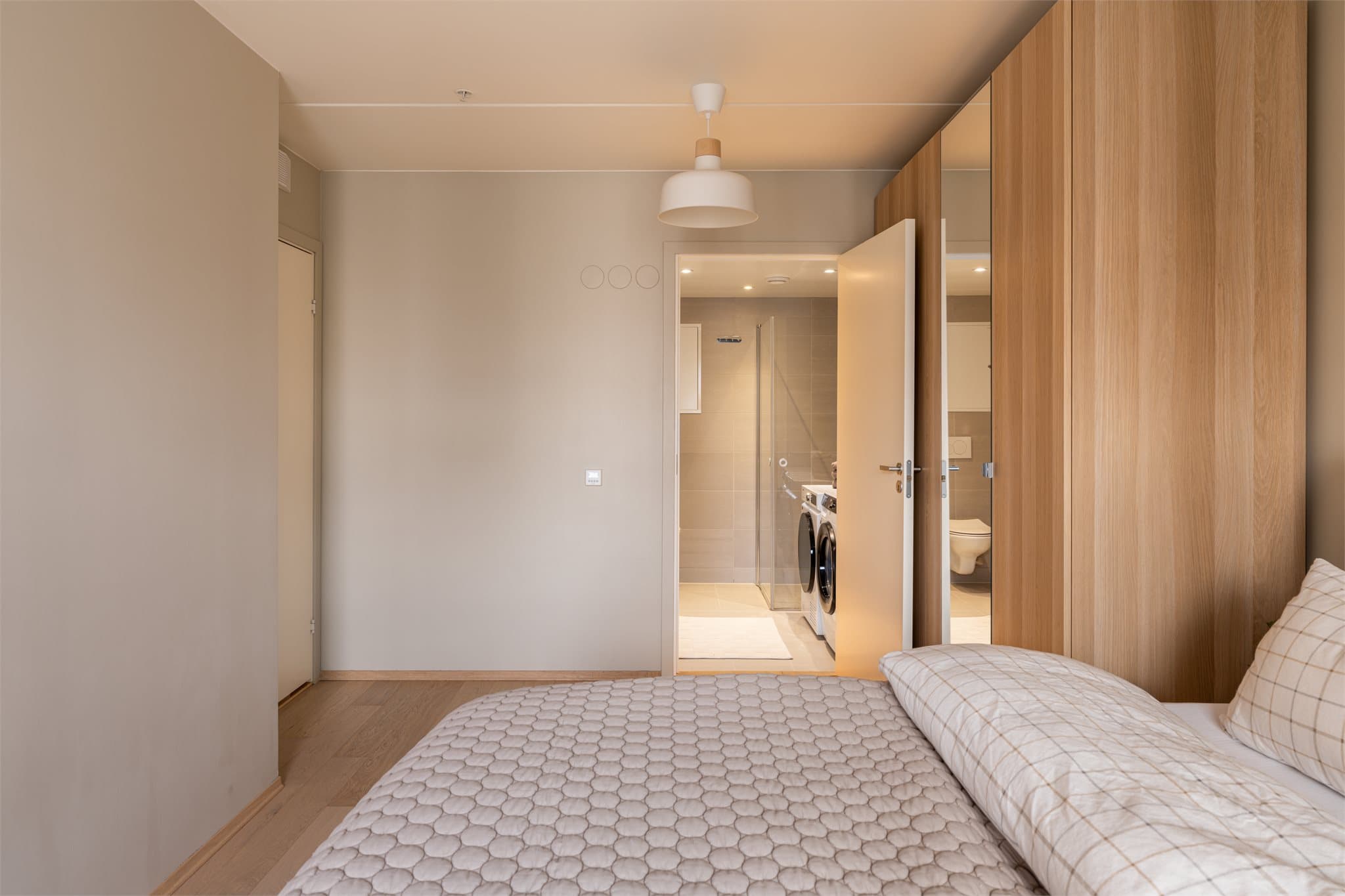 Hovedsoverommet fremstår som en egen avdeling med privat baderom – en komfortabel løsning i hverdagen.