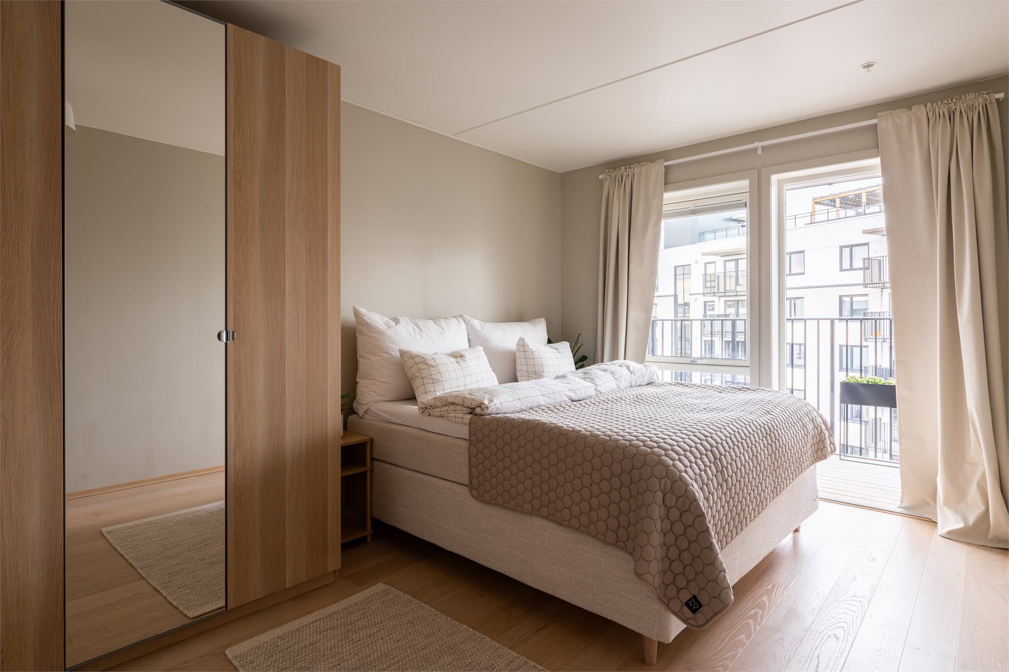 Stort og luksuriøst hovedsoverom med god plass til en stor dobbeltseng.