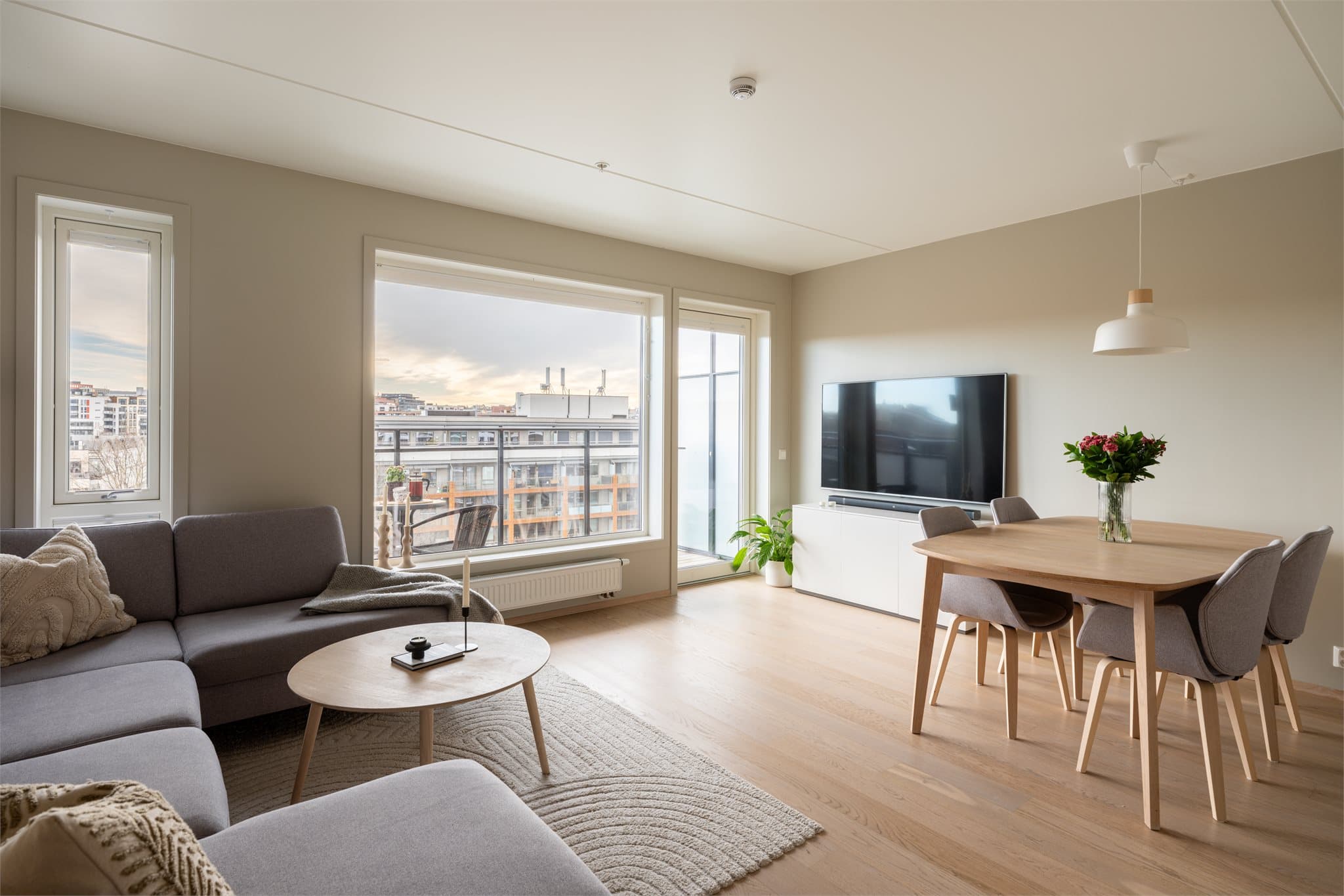 Leiligheten varmes opp via radiatorer tilknyttet fjernvarme, noe som gir jevn og behagelig temperatur.