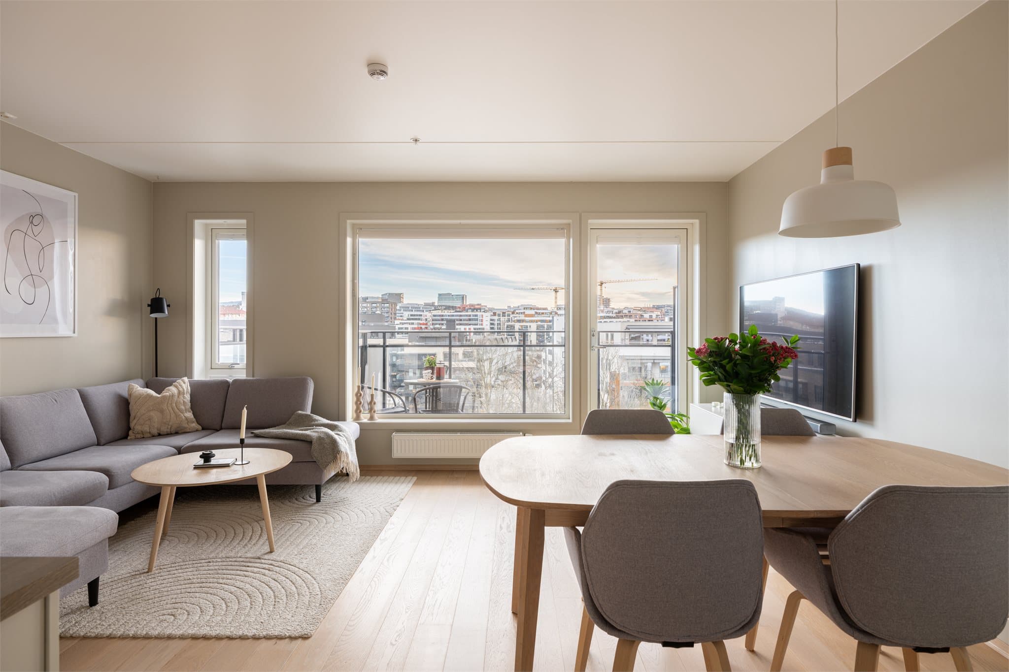 Store vindusflater sørger for rikelig med naturlig lys til rommet.