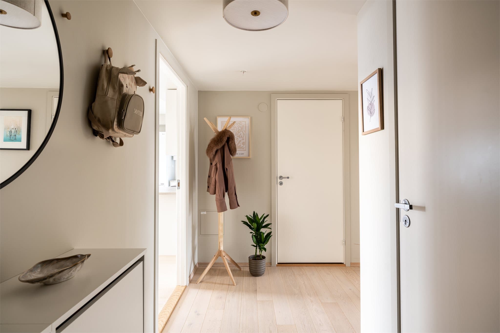 Velkommen hjem! Her er det rom for en praktisk garderobeløsning, slik at dere enkelt kan sette fra dere sko og henge fra dere yttertøy.