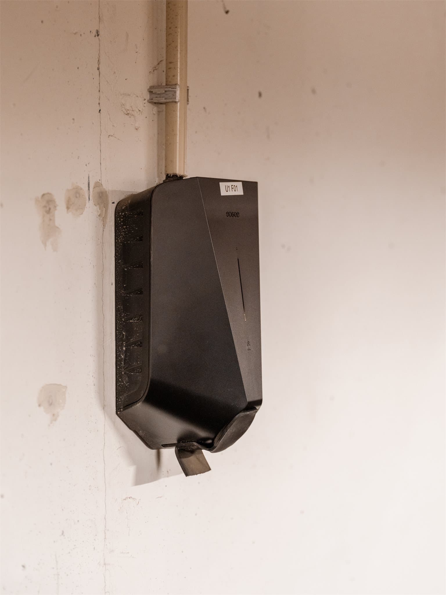 Det er lader for elbil på plassen.