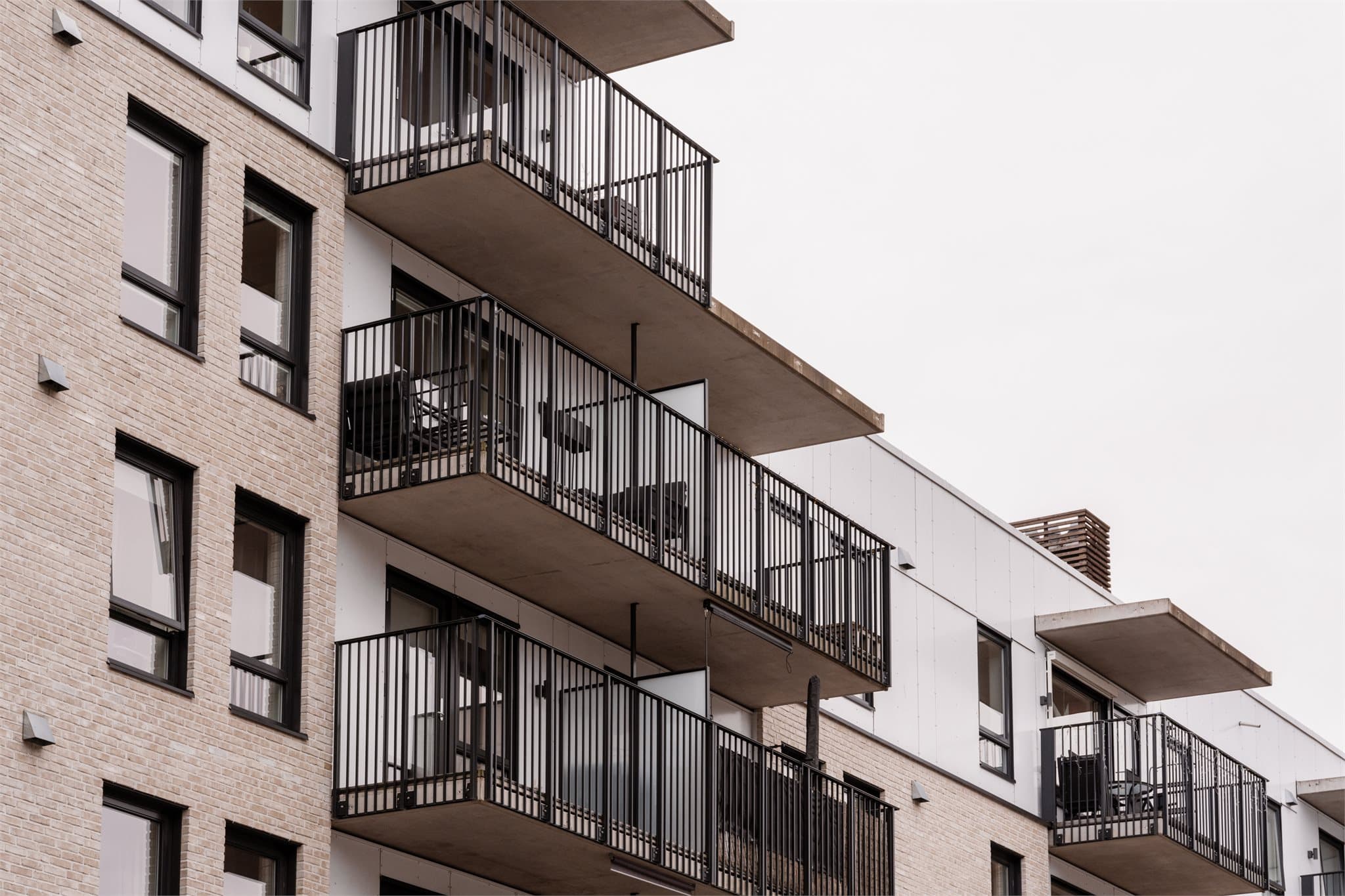 Her bor dere i et nyere, lettstelt og innbydende hjem, beliggende i et populært boligområde.