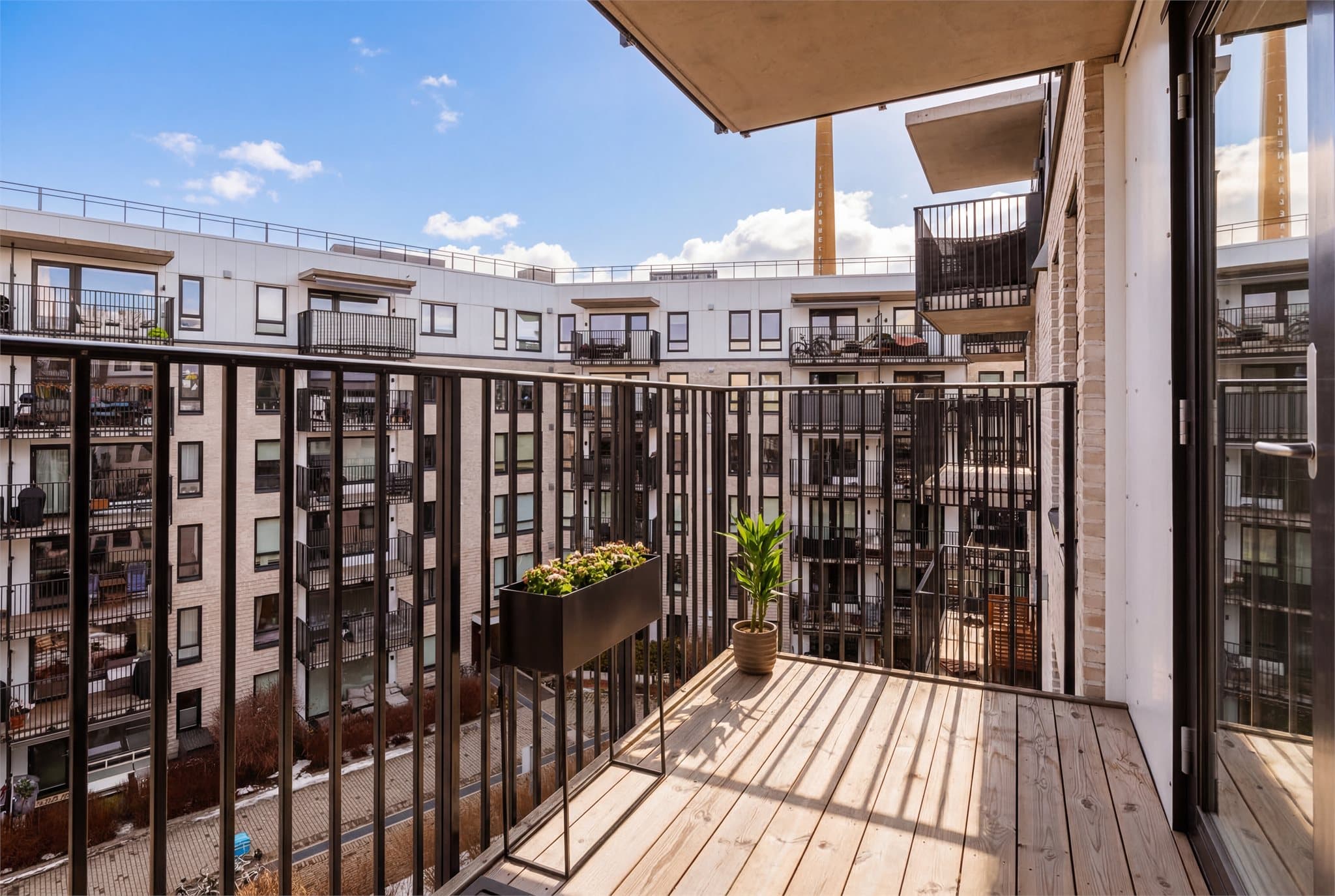 Sameiets bakgård er rolig og skjermet, og alle soverommene vender mot gårdsrommet, noe som gir et fredelig og stille sovemiljø.