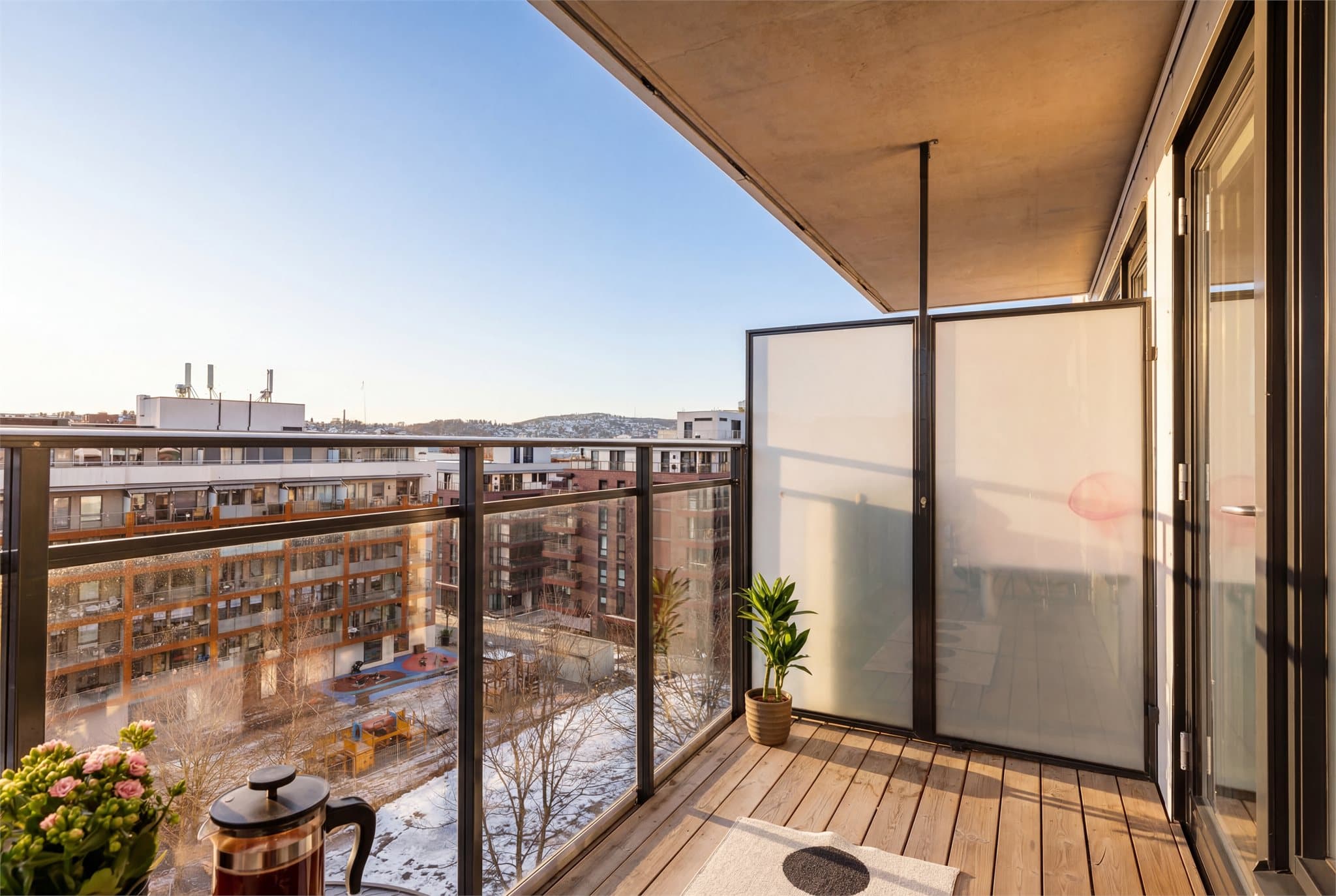 Fra stuen er det utgang til en østvendt balkong på ca. 6 kvm.