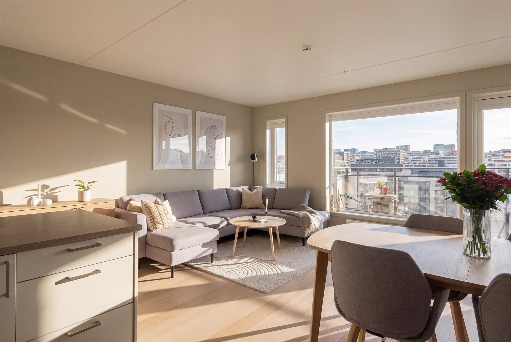 Et lyst og moderne hjem med attraktiv beliggenhet i byggets 5. etasje.