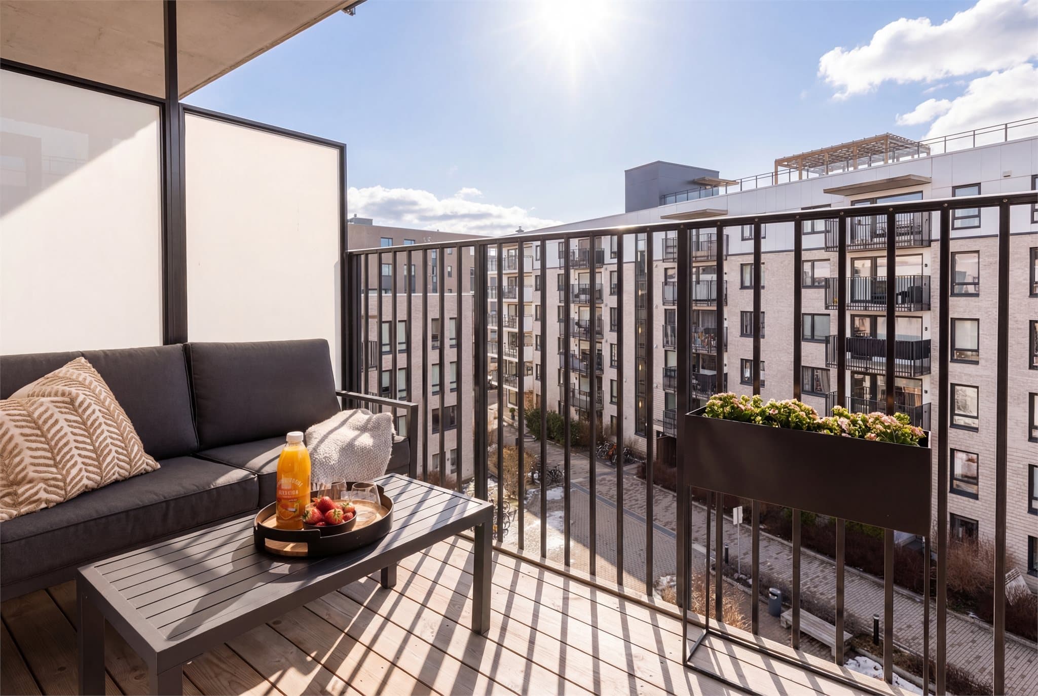 Stor vestvendt balkong på 6 m² som nås direkte fra soverommet. Perfekt for avslapning i ettermiddagssolen!