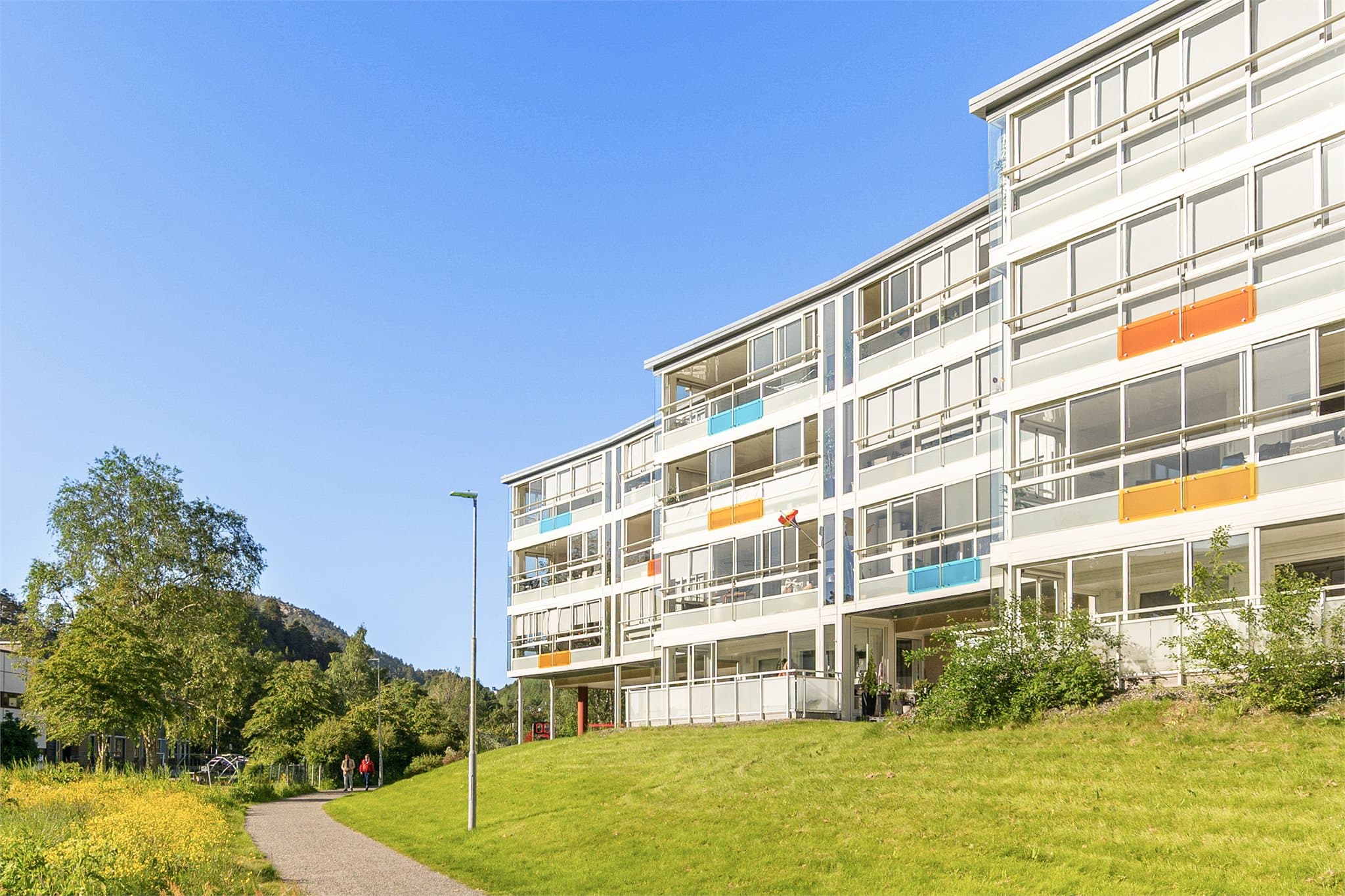 - Parkering er tilgjengelig for leie i garasjen - Lademuligheter for el-bil både inne i garasje og ute -