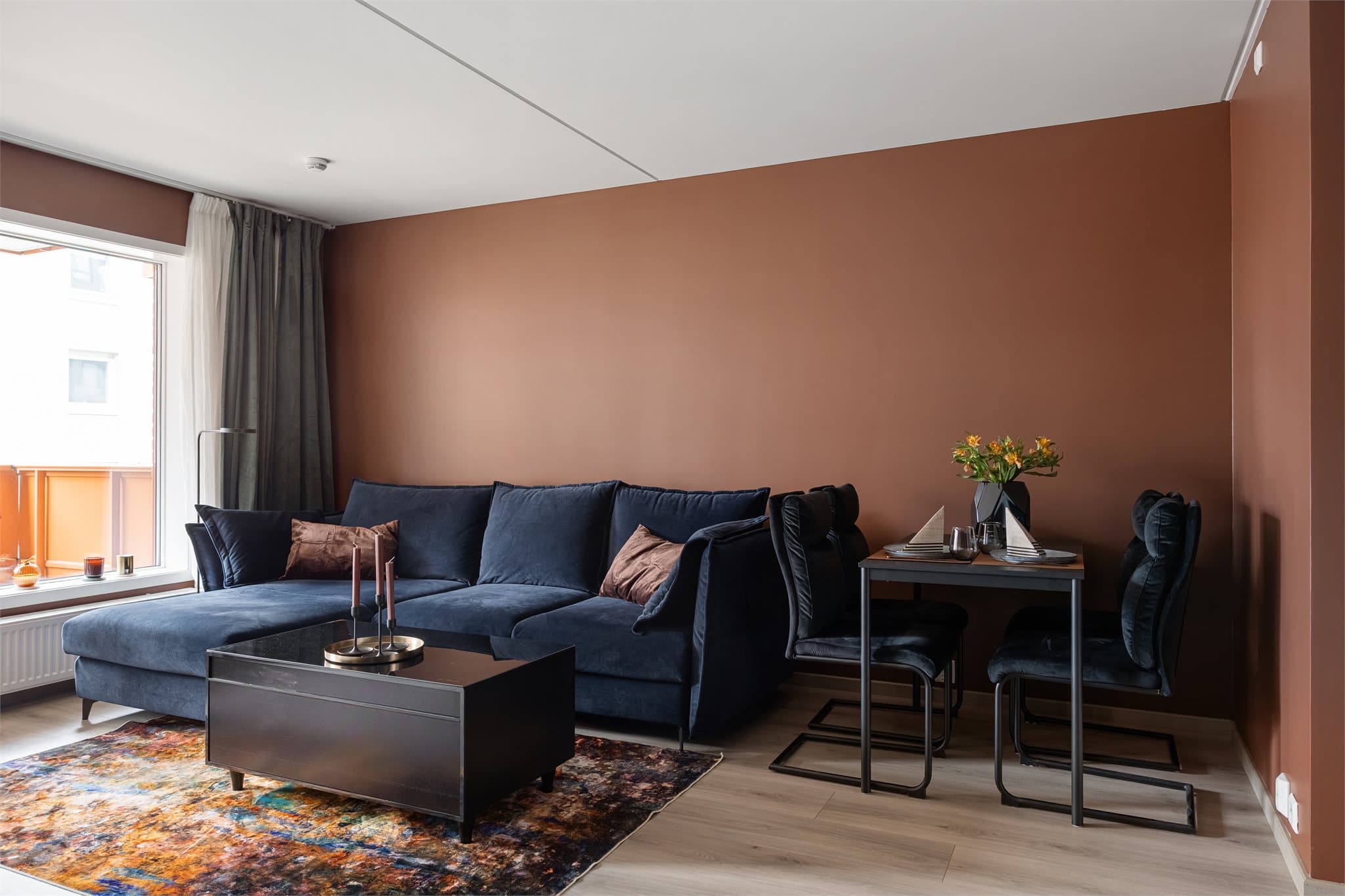 Her bor du skjermet og stille. Leiligheten har svært god lydisolering mot naboer og utemiljø.