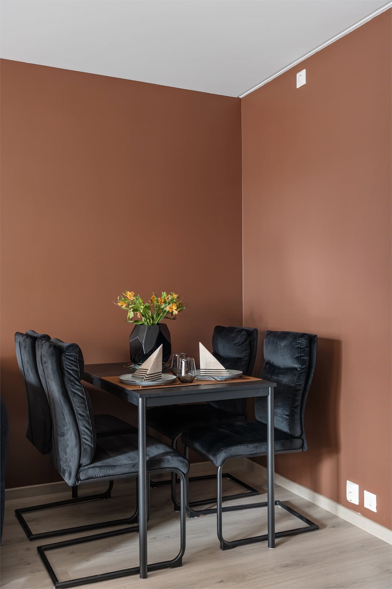 En naturlig plass for spisebordet i tilknytning til både stue og kjøkken.