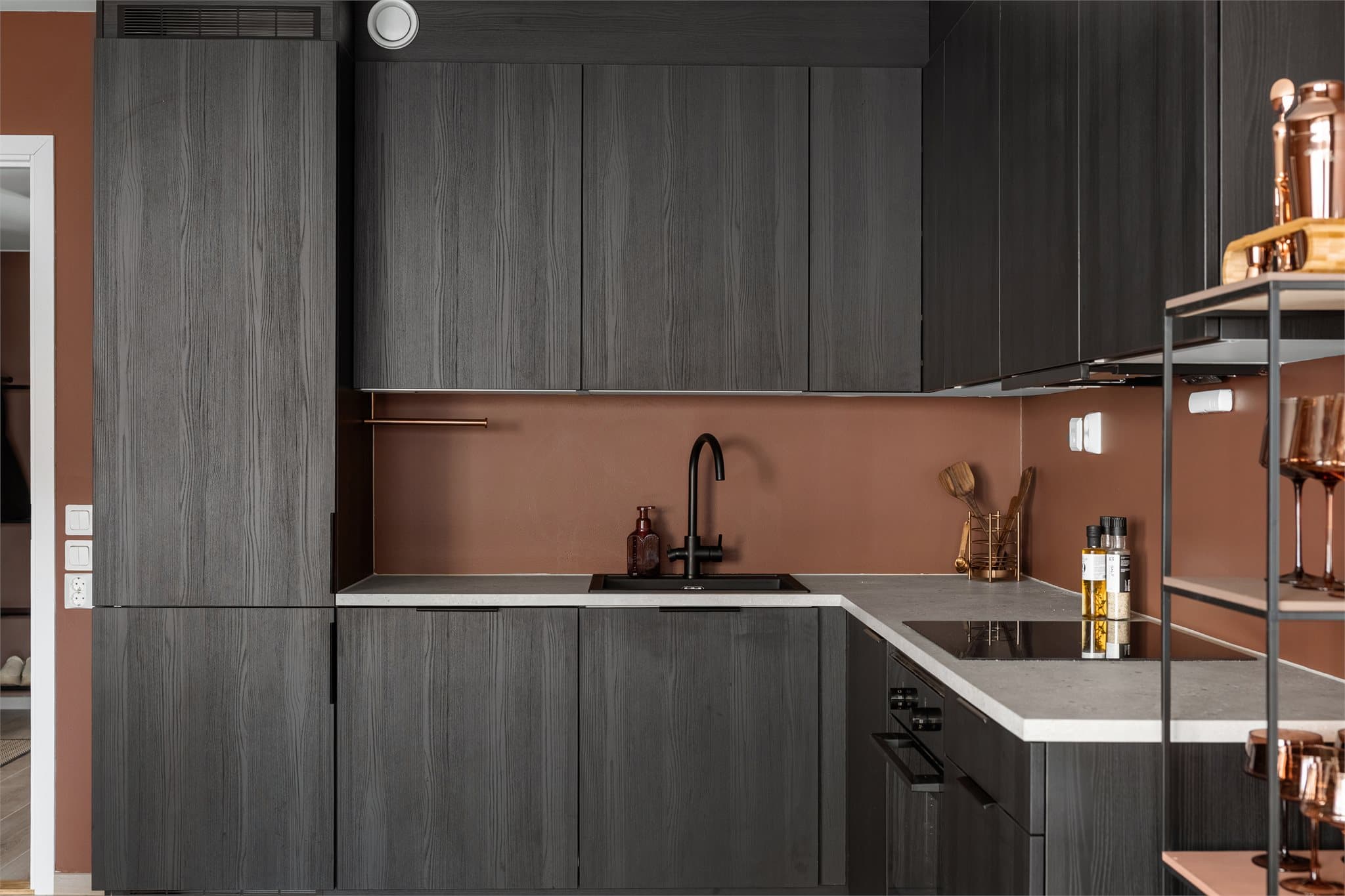 Kjøkkeninnredningen fra HTH har glatte fronter, laminatbenkeplate og er utstyrt med komfyrvakt og vannvakt for ekstra trygghet.