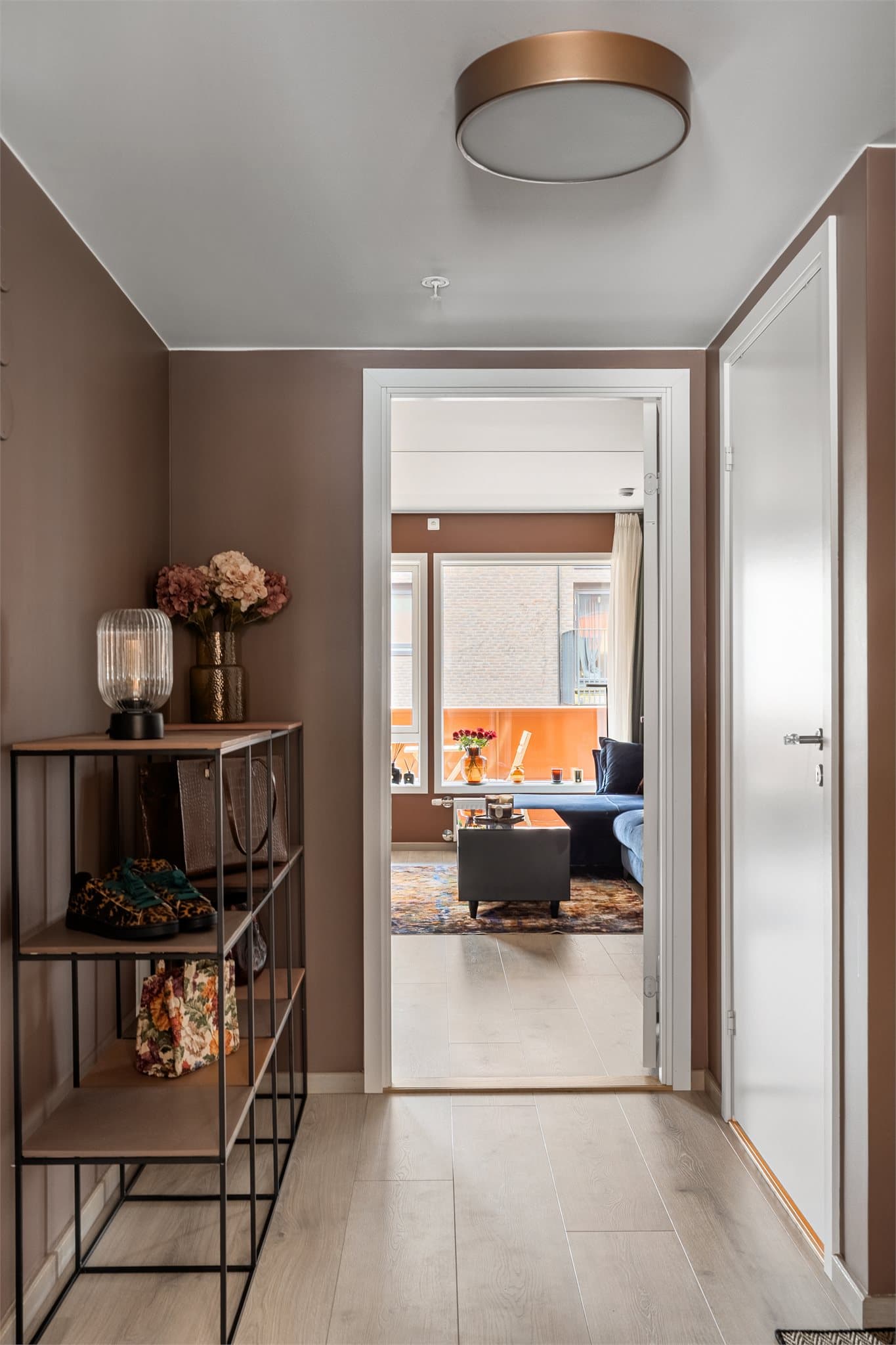 Entréen gir et godt førsteinntrykk og leder deg videre inn i leilighetens oppholdsrom.