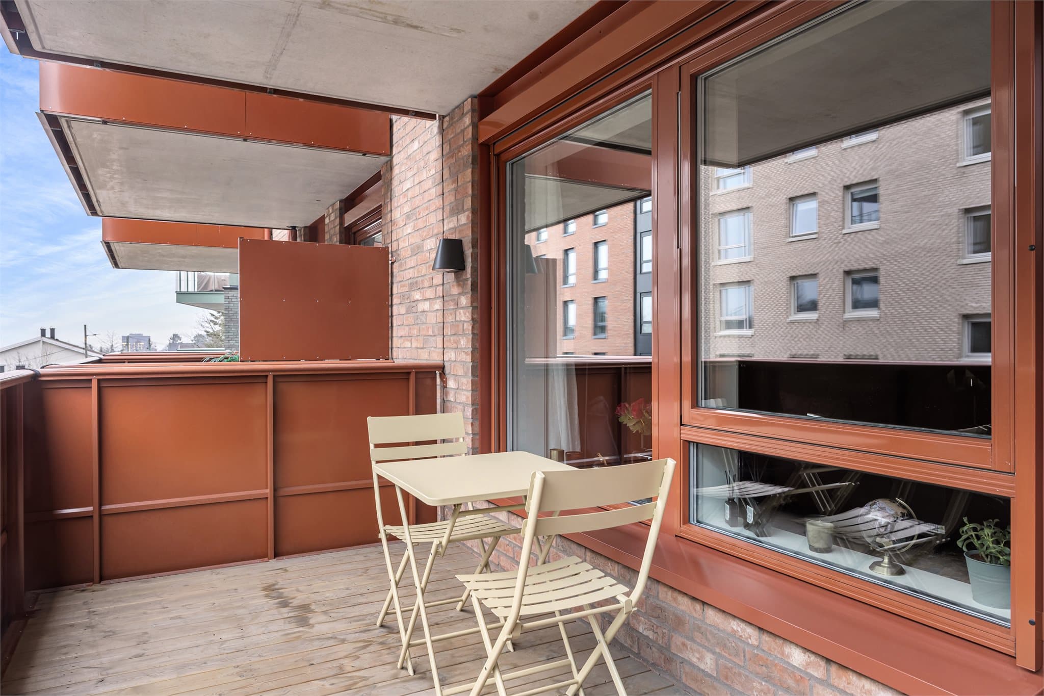 Oppholdsrommet utgjør et åpent areal på over 27 m² med utgang til en sørvendt balkong på ca. 9 m² med god plass til sittegruppe.