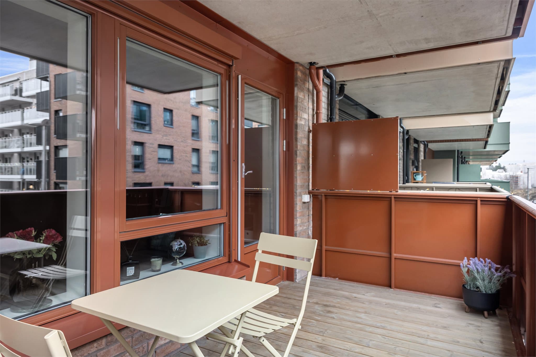 Balkongen er bygget i betong med terrassebord på gulvet, og er en fin forlengelse av stuen | Det er montert to uttak for stikkontakt på balkongen