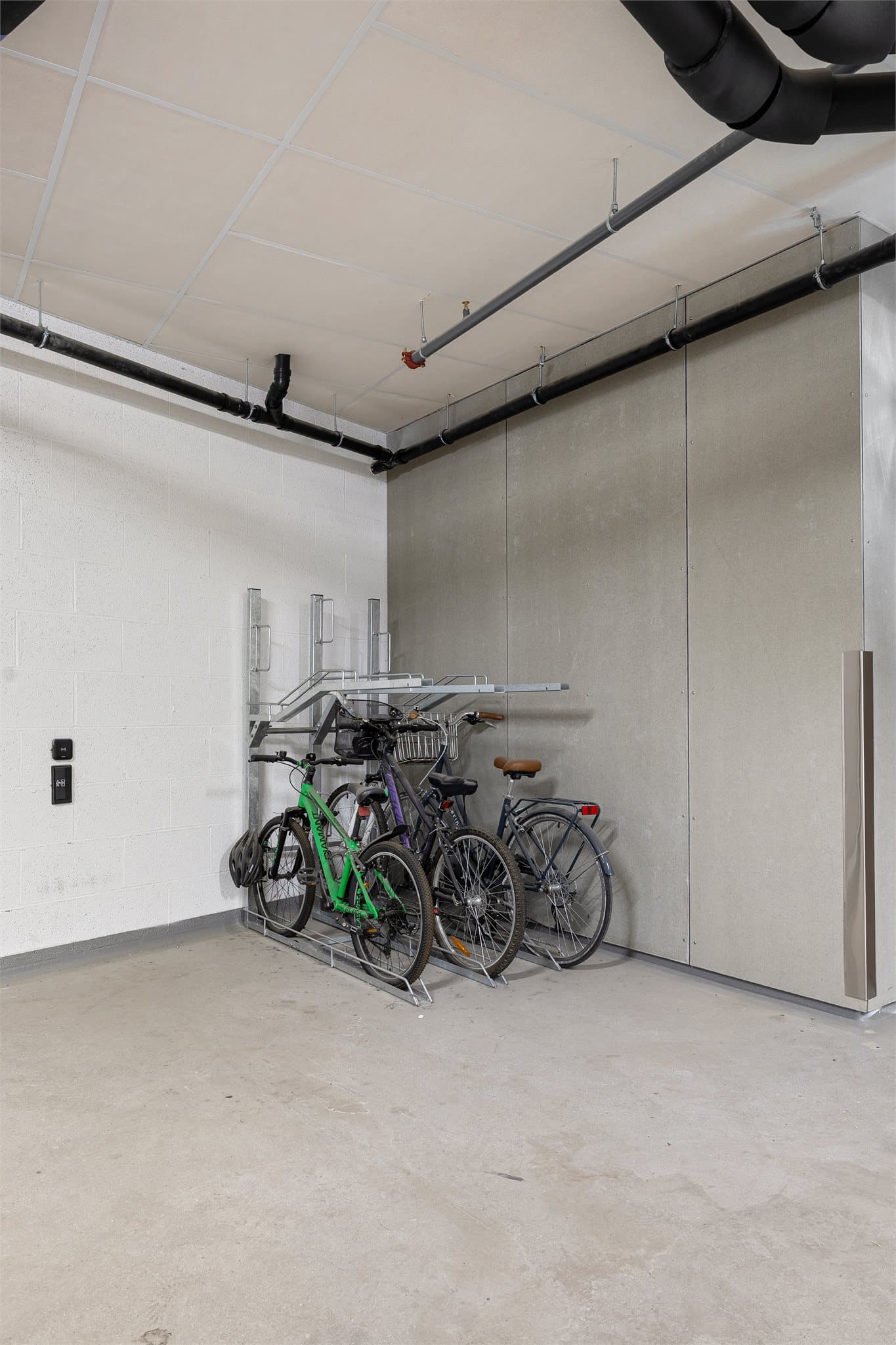 I kjelleren er det felles sykkelparkering og en privat sportsbod på 5 m² som tilhører leiligheten.