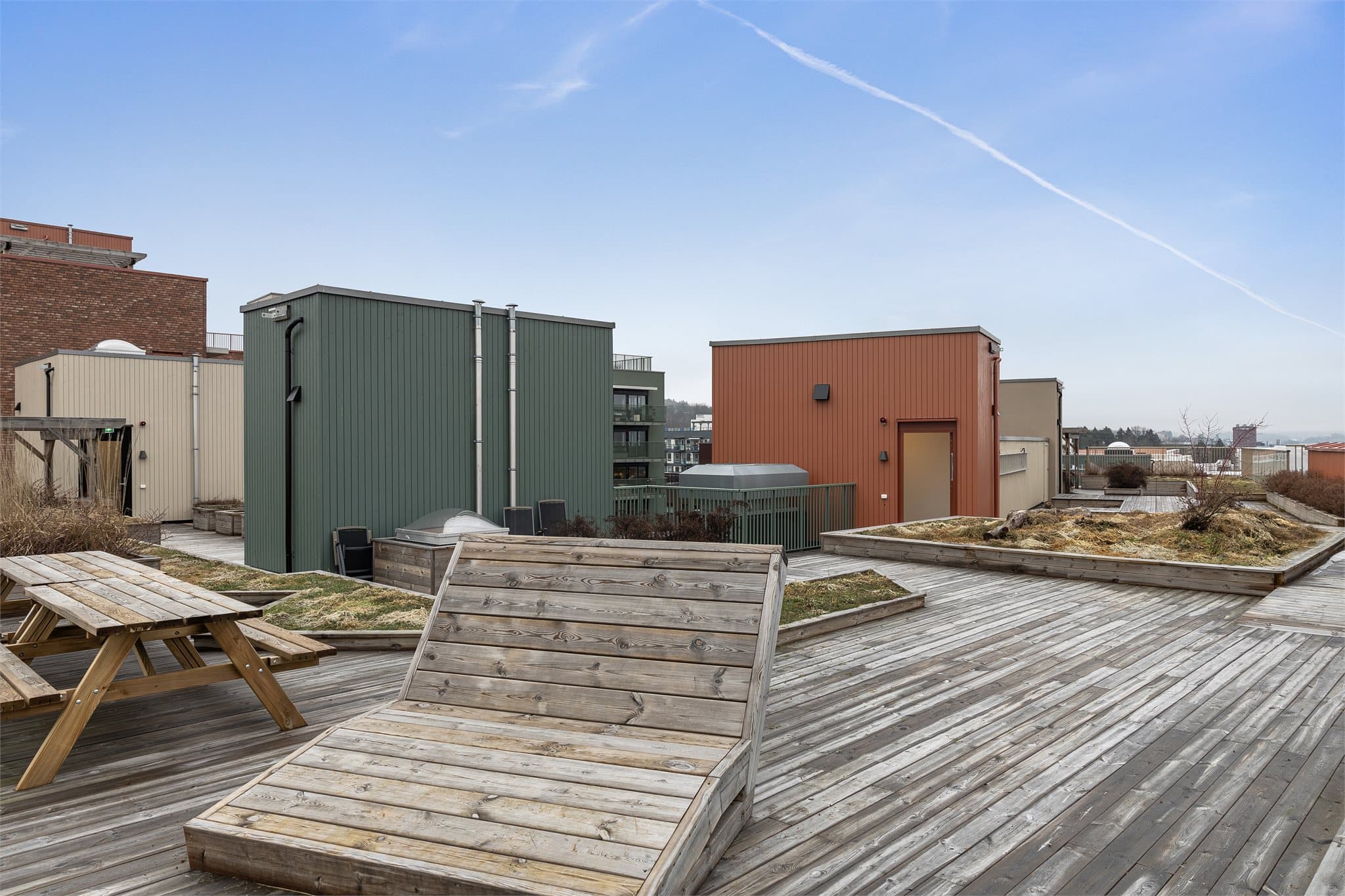 Takterrassen er et flott supplement til den private balkongen, med god plass for sosiale sammenkomster.