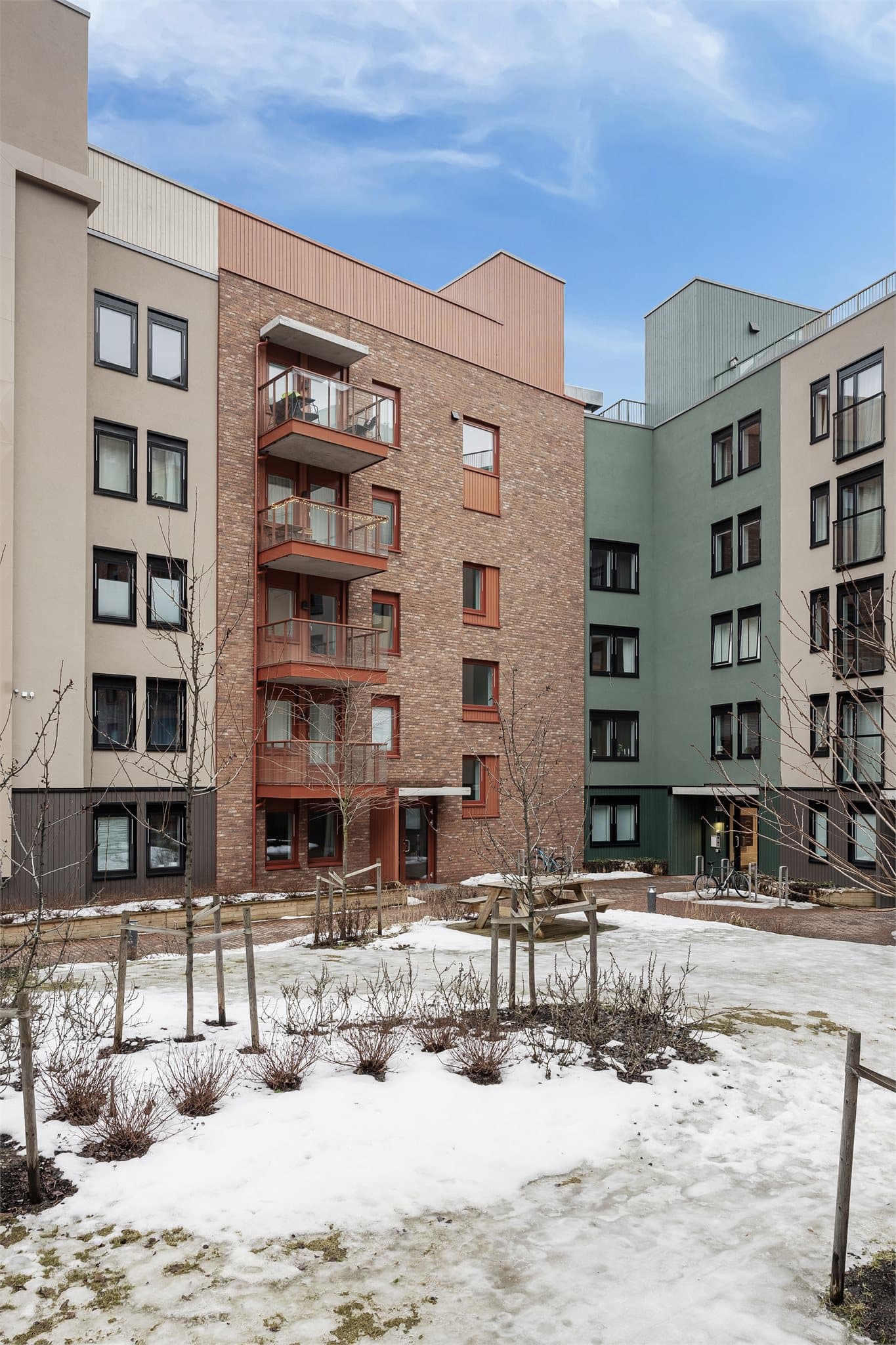 Bygget er fra 2024 og omkranses av pent opparbeidede gårdsrom og interne stikkveier - Her bor du i umiddelbar nærhet til Rema 1000 i byggets underetasje, samt kort vei til Meny og Vitus apotek m.m i nabobygget