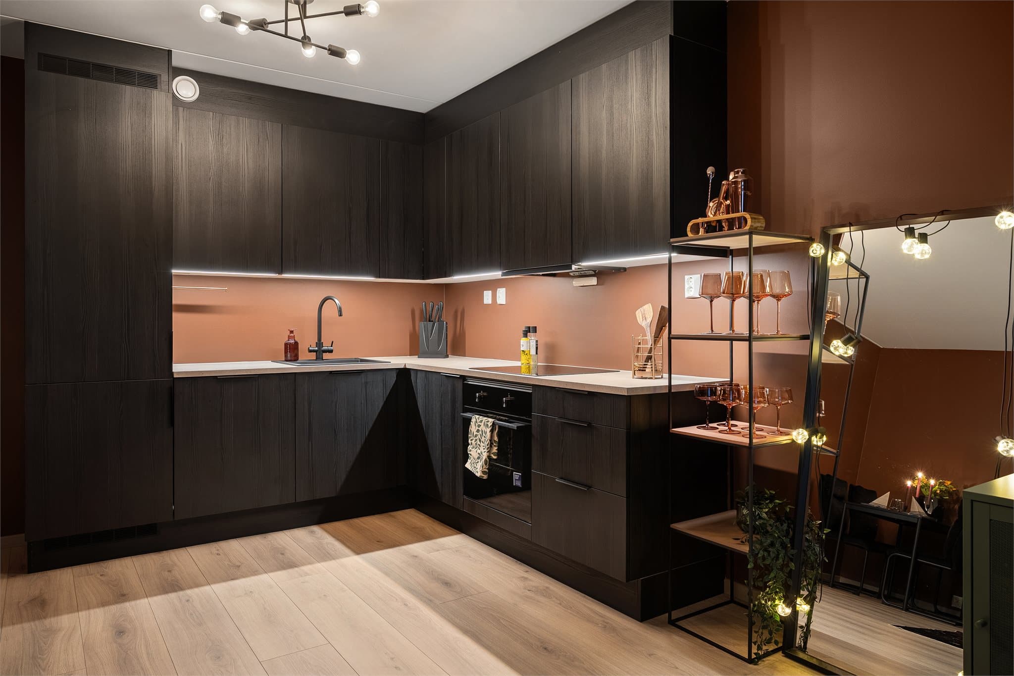 Leiligheten har et moderne kjøkken fra HTH (2024) som fremstår både tidløst og funksjonelt.