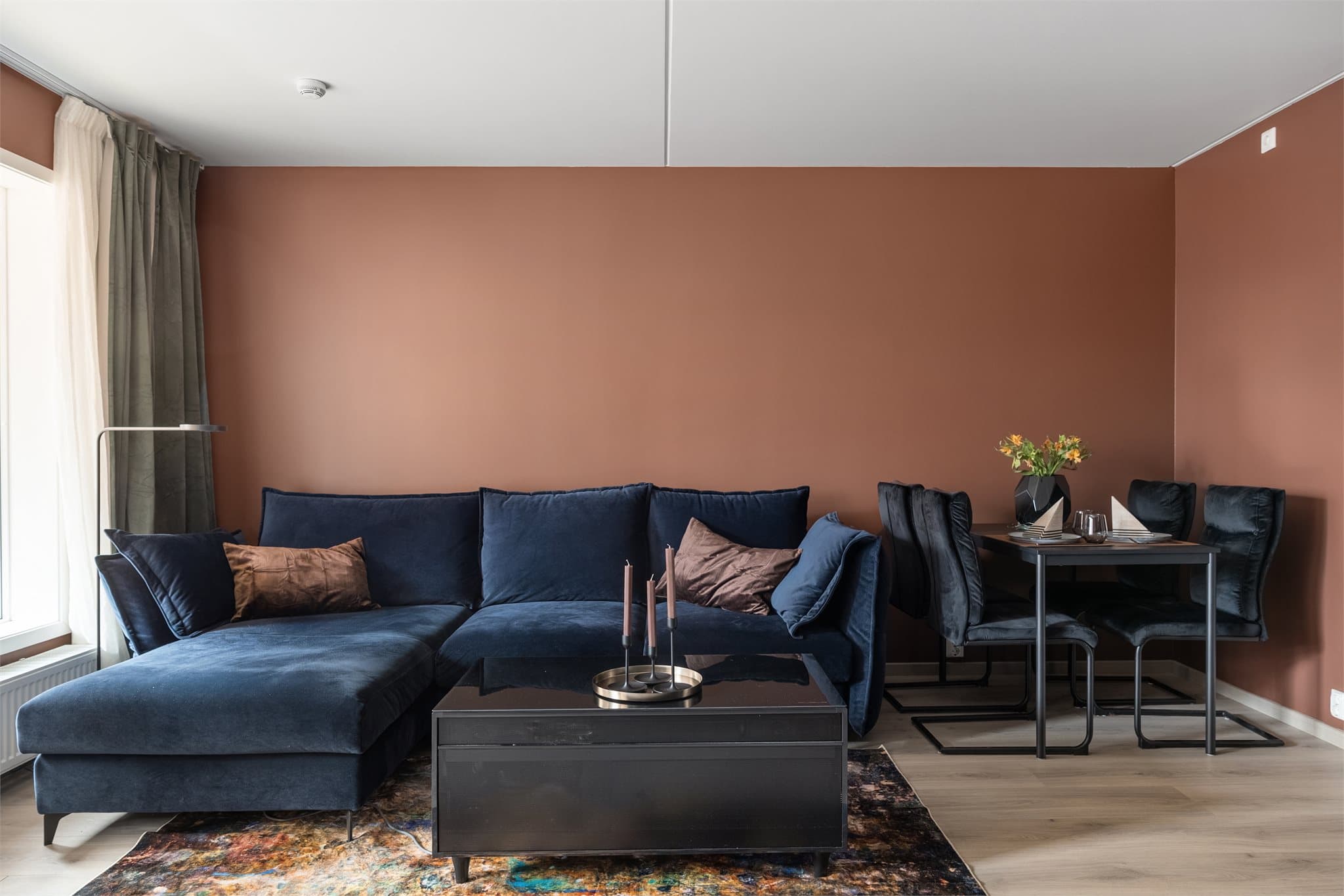 Stuen er lett å møblere med plass til både sofagruppe og spisebord.