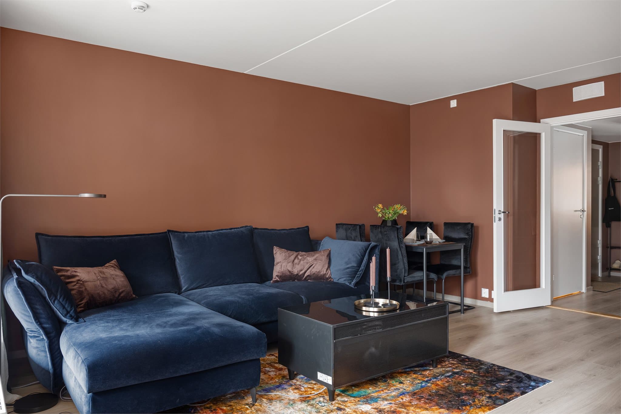 Den åpne løsningen gir en god romfølelse og binder de ulike sonene i leiligheten sammen.