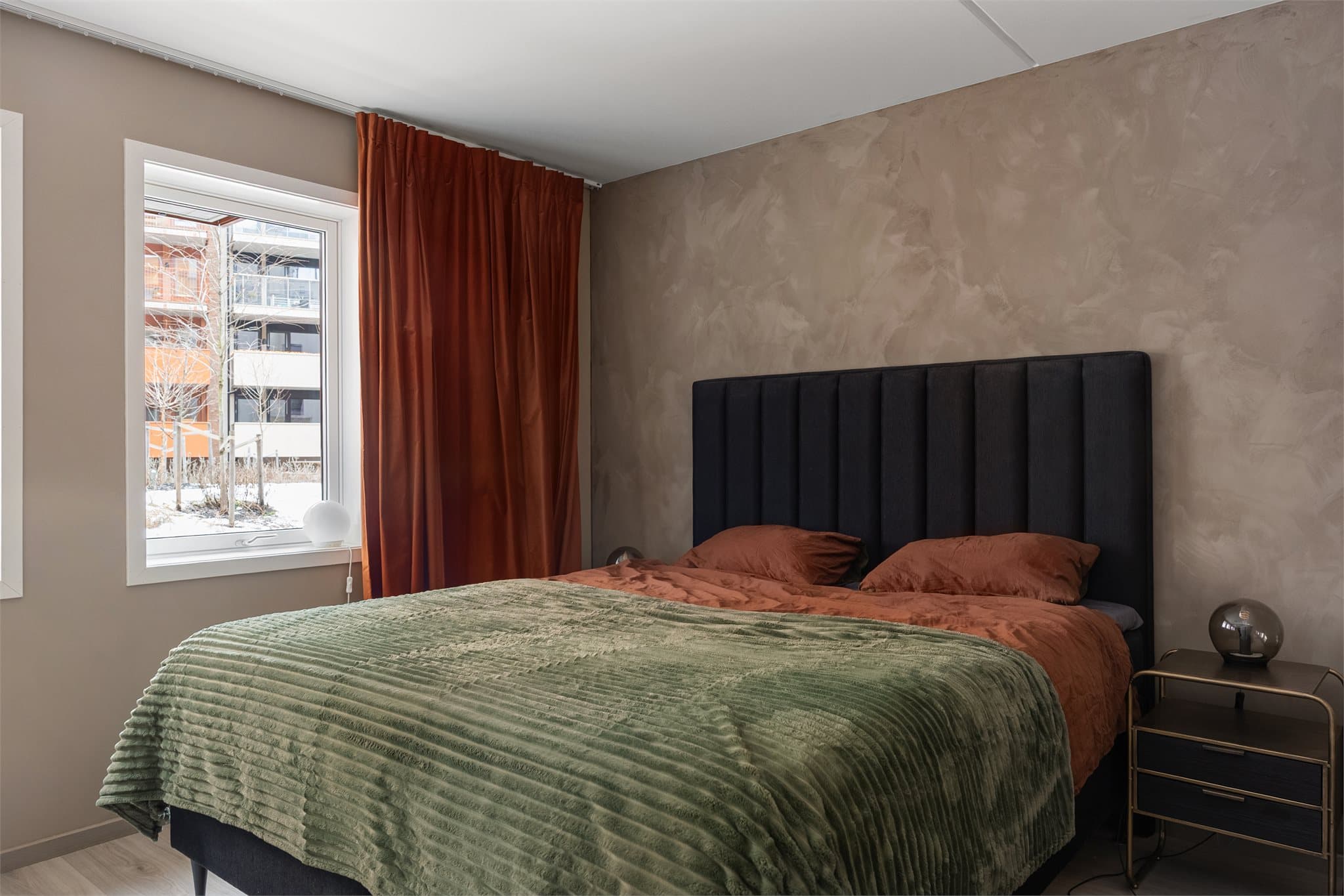 Soverommet er på over 13 m² og har god plass til dobbeltseng og tilhørende møblement.