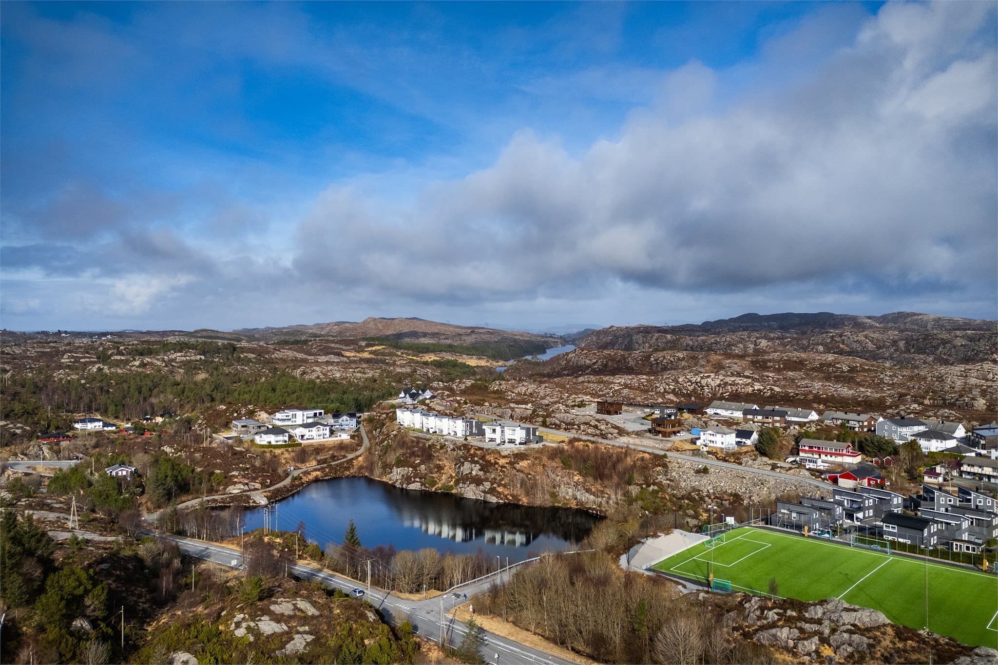 - Emera Eiendomsmegling v/ Sjur Breistein har gleden av å presentere et tomteområde på totalt 38 856 m² i Skålvikmarka -