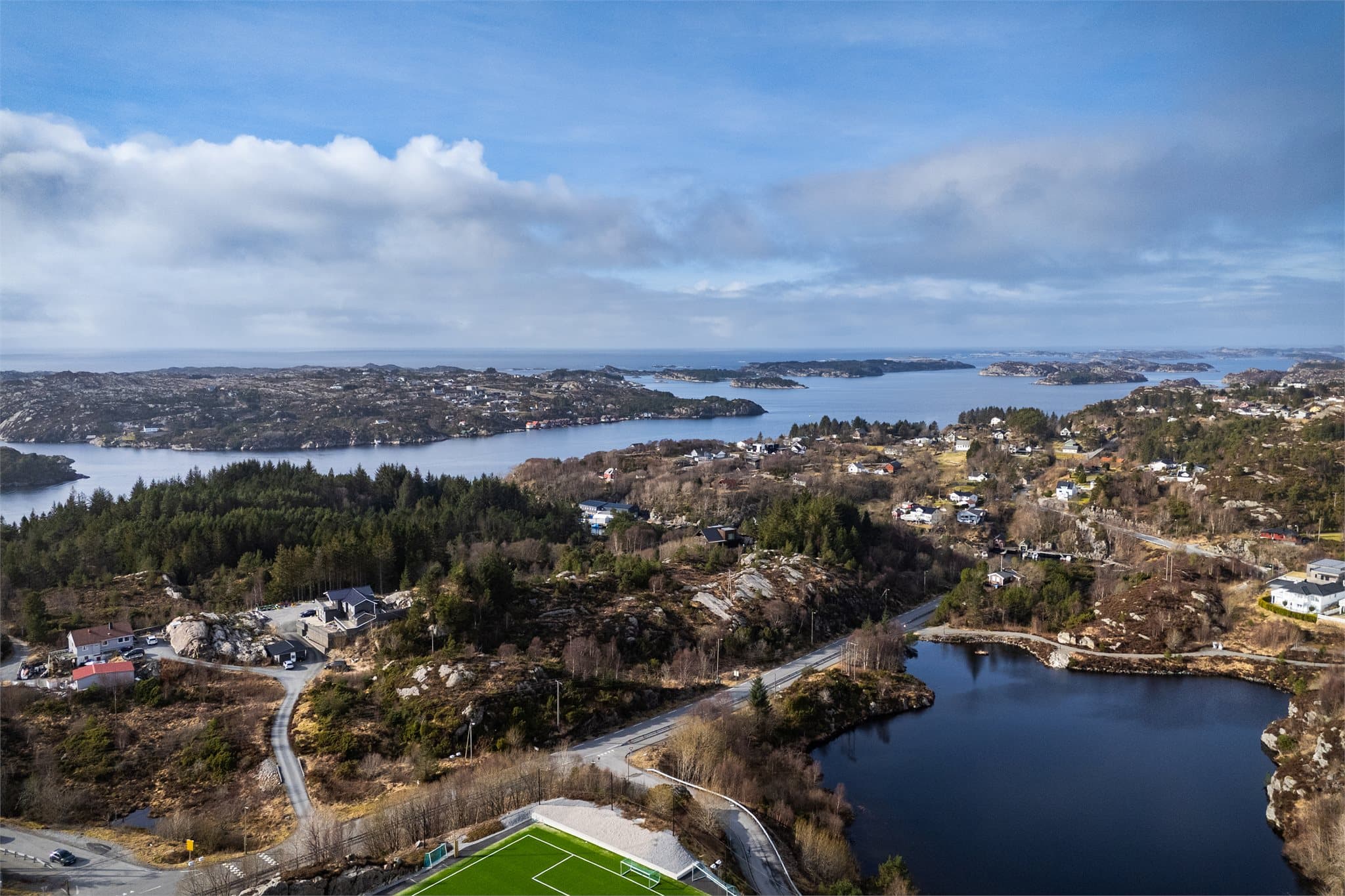 - Herfra er det kort vei til både barnehager og skoler, dagligvarebutikk og øvrige servicetilbud -