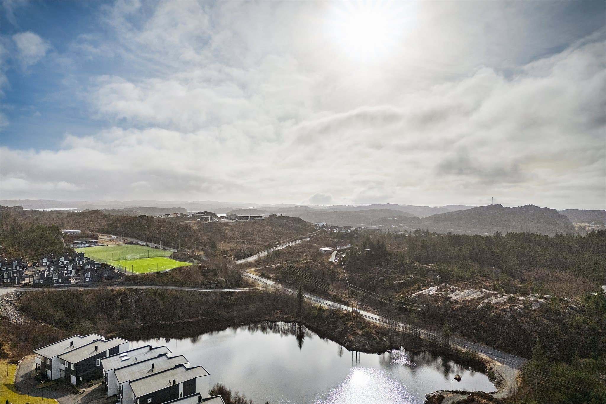 - Nærområdet byr på flotte tur- og rekreasjonsmuligheter året rundt, med umiddelbar nærhet til skog og mark -