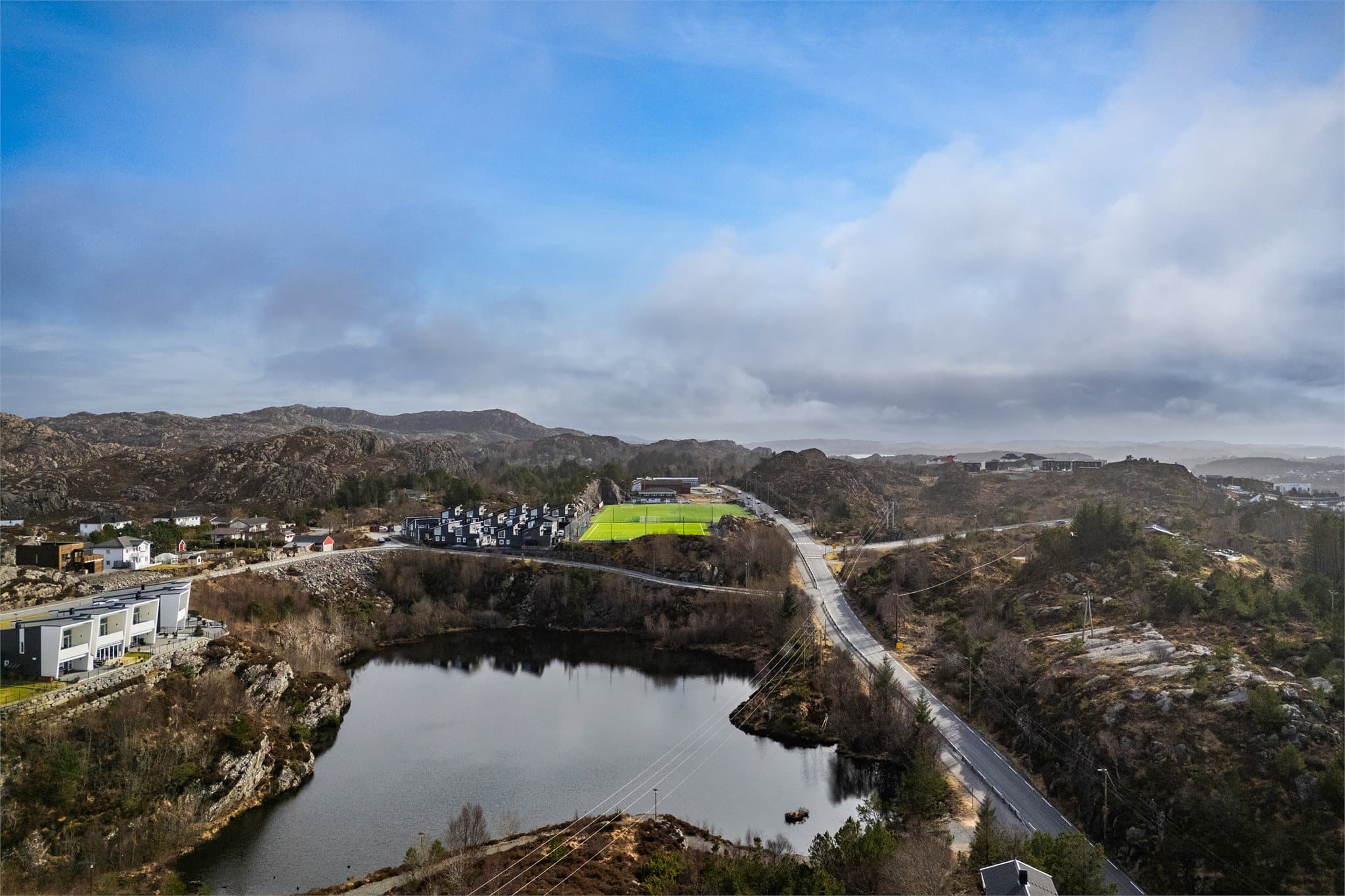 - Innen en 15 minutters kjøretur ligger Sartor storsenter med dagligvarebutikker, klesbutikker, restauranter, kino, bowling, sportsbar, vinmonopol m.m.-