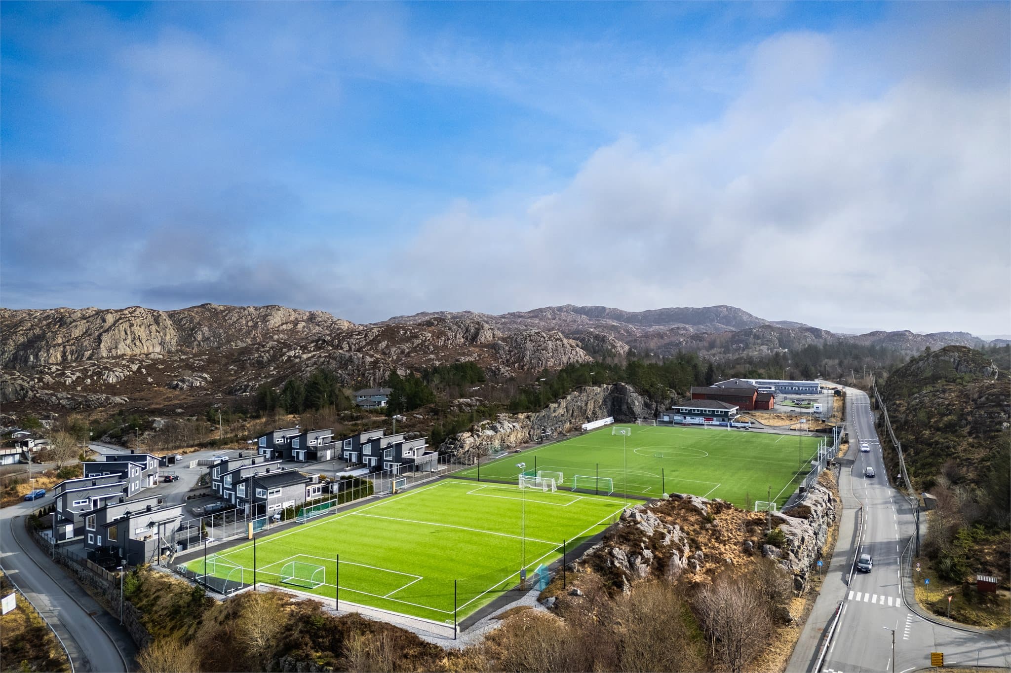 - Området byr på gode fritidstilbud for alle aldre. Fotballbaner, golfklubb tilrettelagte aktivitetsområder gjør beliggenheten perfekt for barnefamilier -