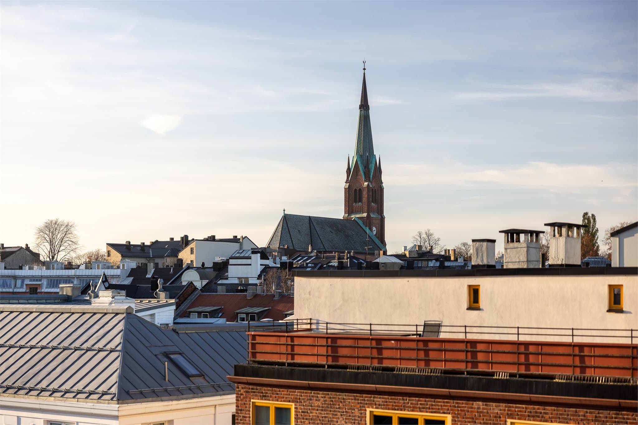 Uranienborgparken med sin flotte kirke ligger like i nærheten og er et populært rekreasjonsområde.