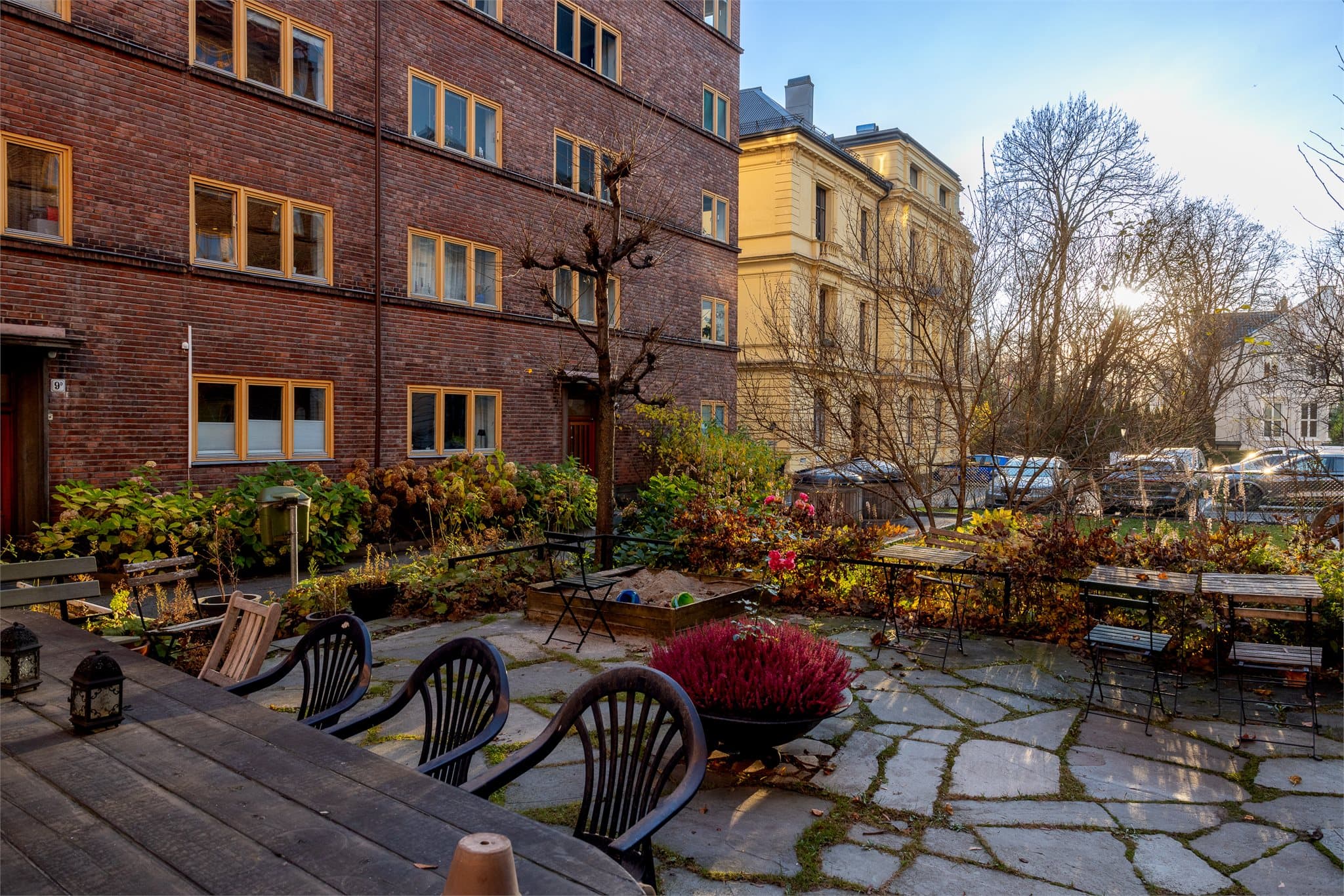 Det hyggelige atriet har felles sittegrupper, grillplass og sykkelparkering.