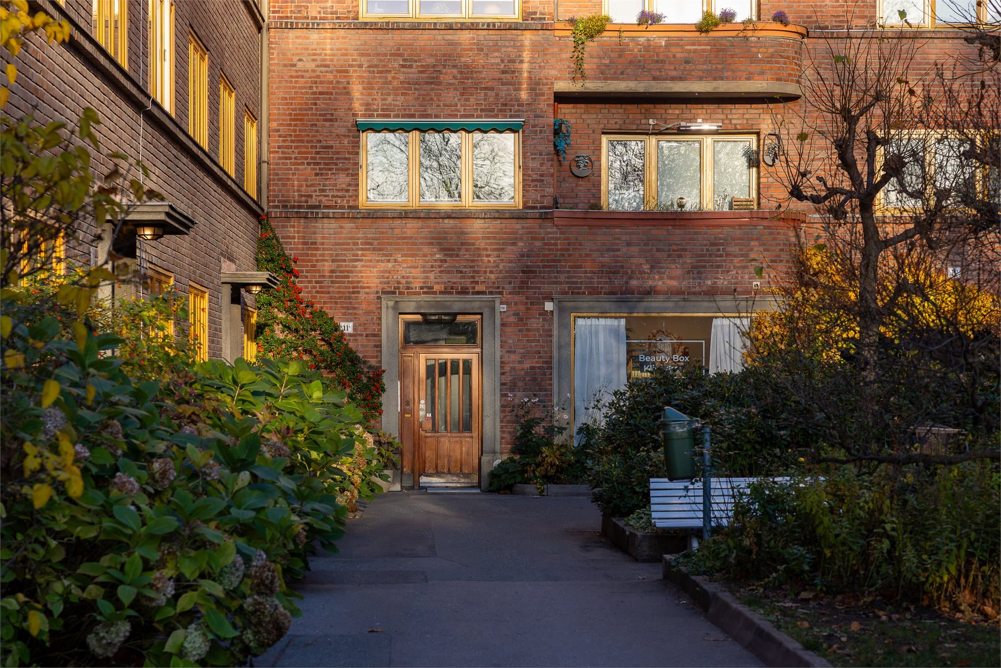 Eiendommen ligger tilbaketrukket i et skjermet og rolig atrium, med minimal trafikk.
