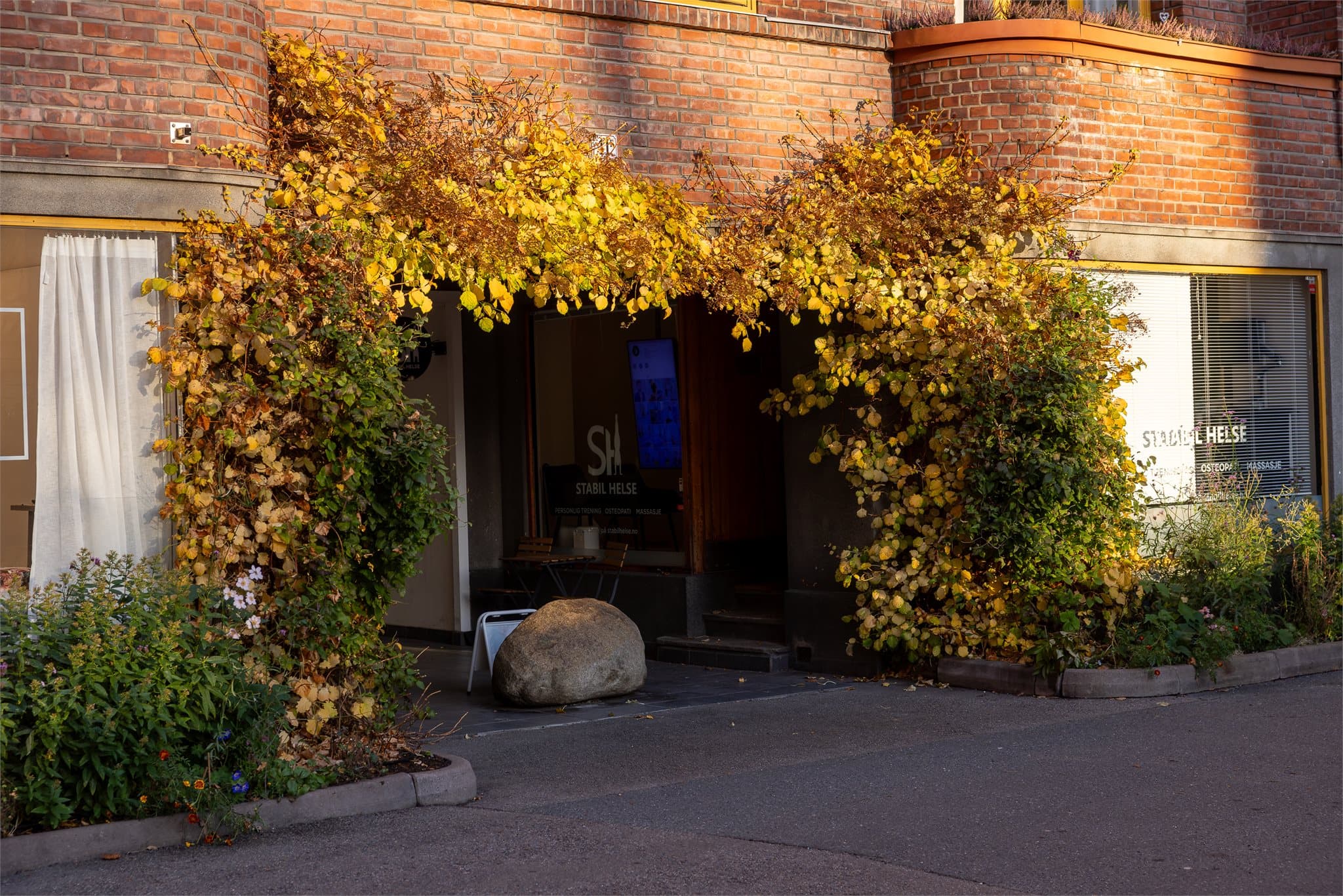 I umiddelbar nærhet finner du et bredt utvalg av butikker og servicetilbud.