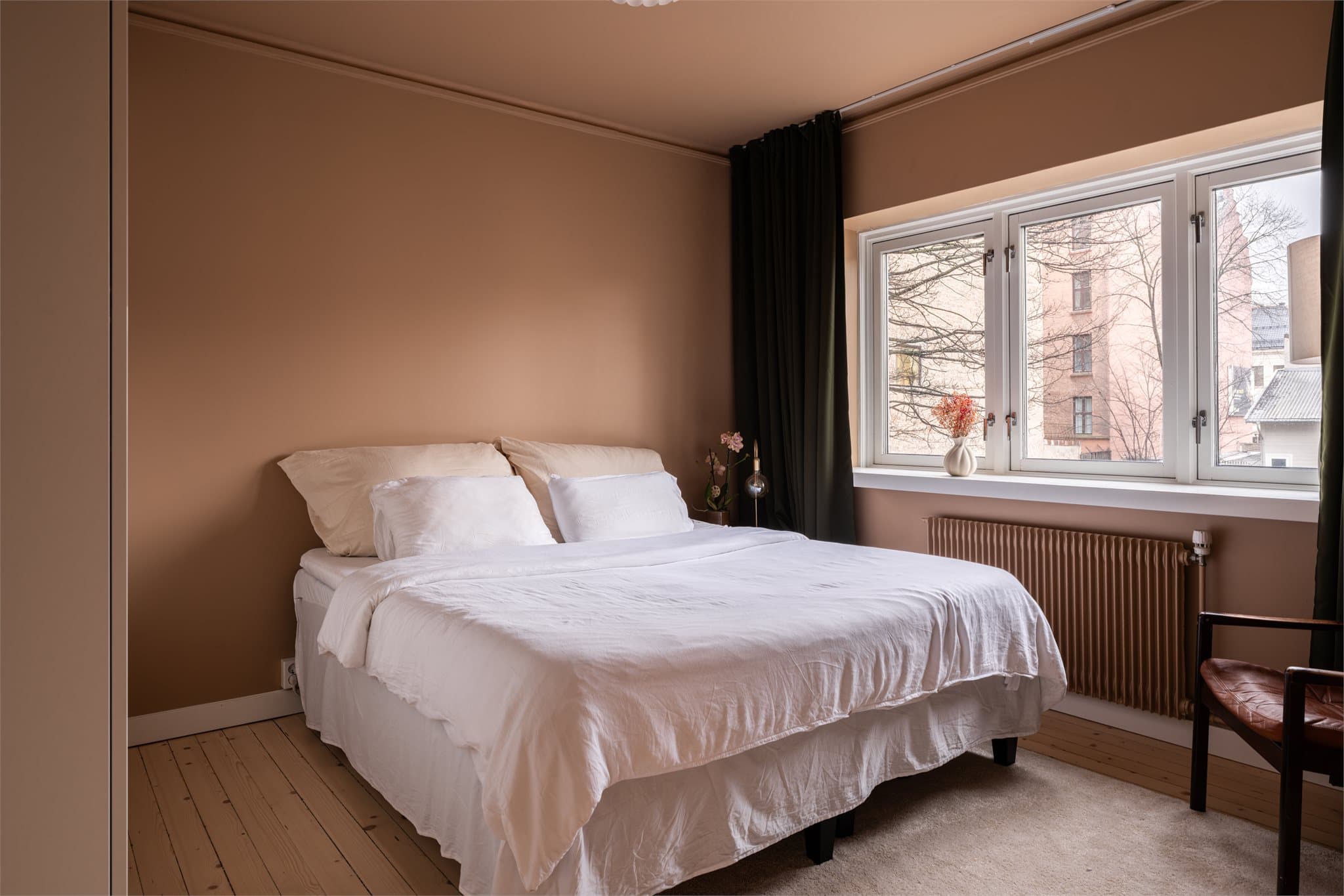 Hovedsoverommet har god plass til dobbeltseng og vender mot rolige omgivelser.