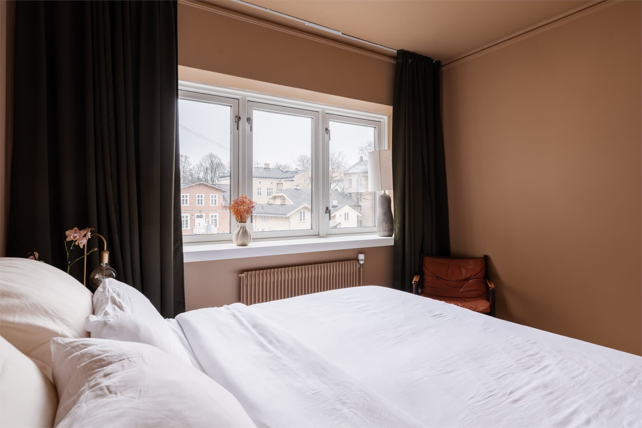 Ifølge selger er det lite til ingen innsyn gjennom leilighetens vinduer.