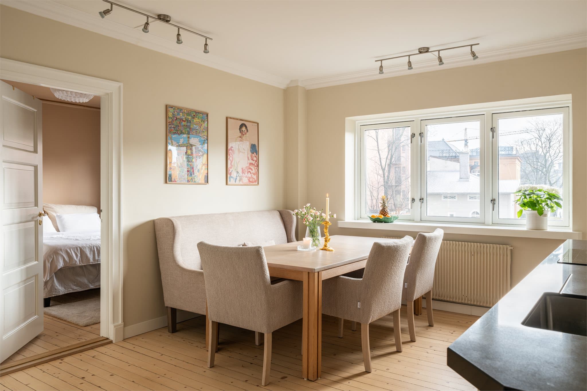 Gjennomgående heltregulv som i 2025 ble slipt og oljet med en lys, vannbestandig tone.