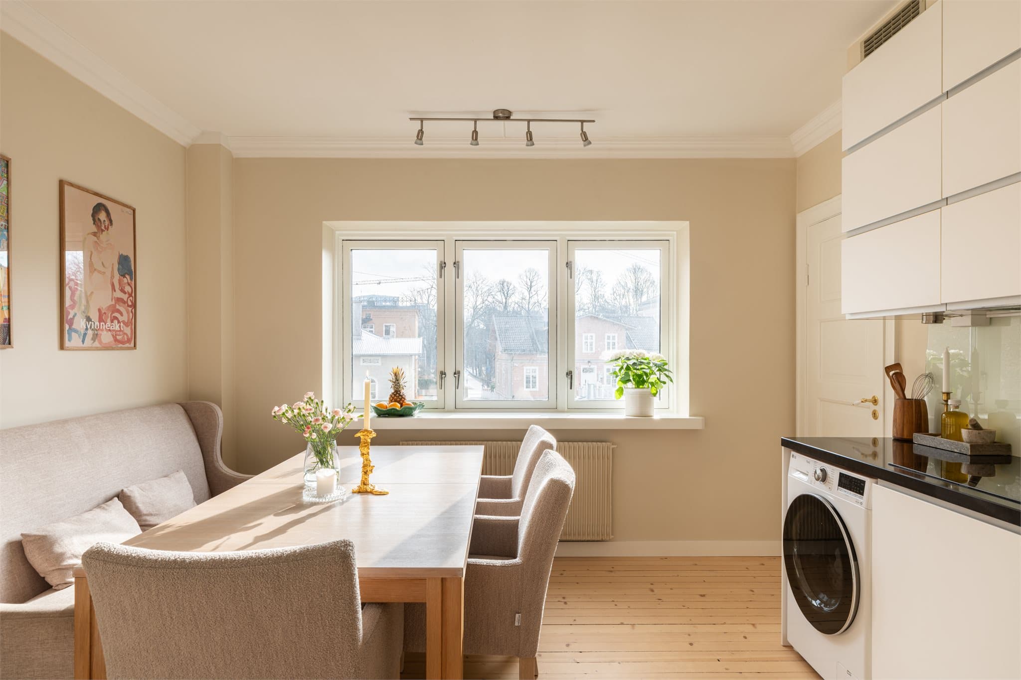 Store vindusflater gir godt med dagslys og en åpen utsikt ut mot nærområde.