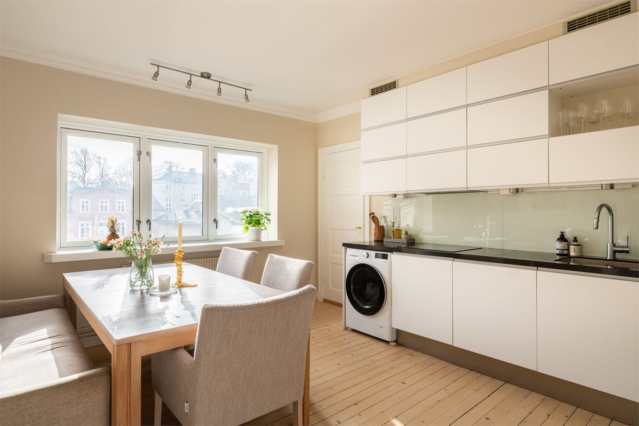 Dette er en klassisk leilighet som kombinerer tidløs stil med nyere oppgraderinger og en god planløsning.