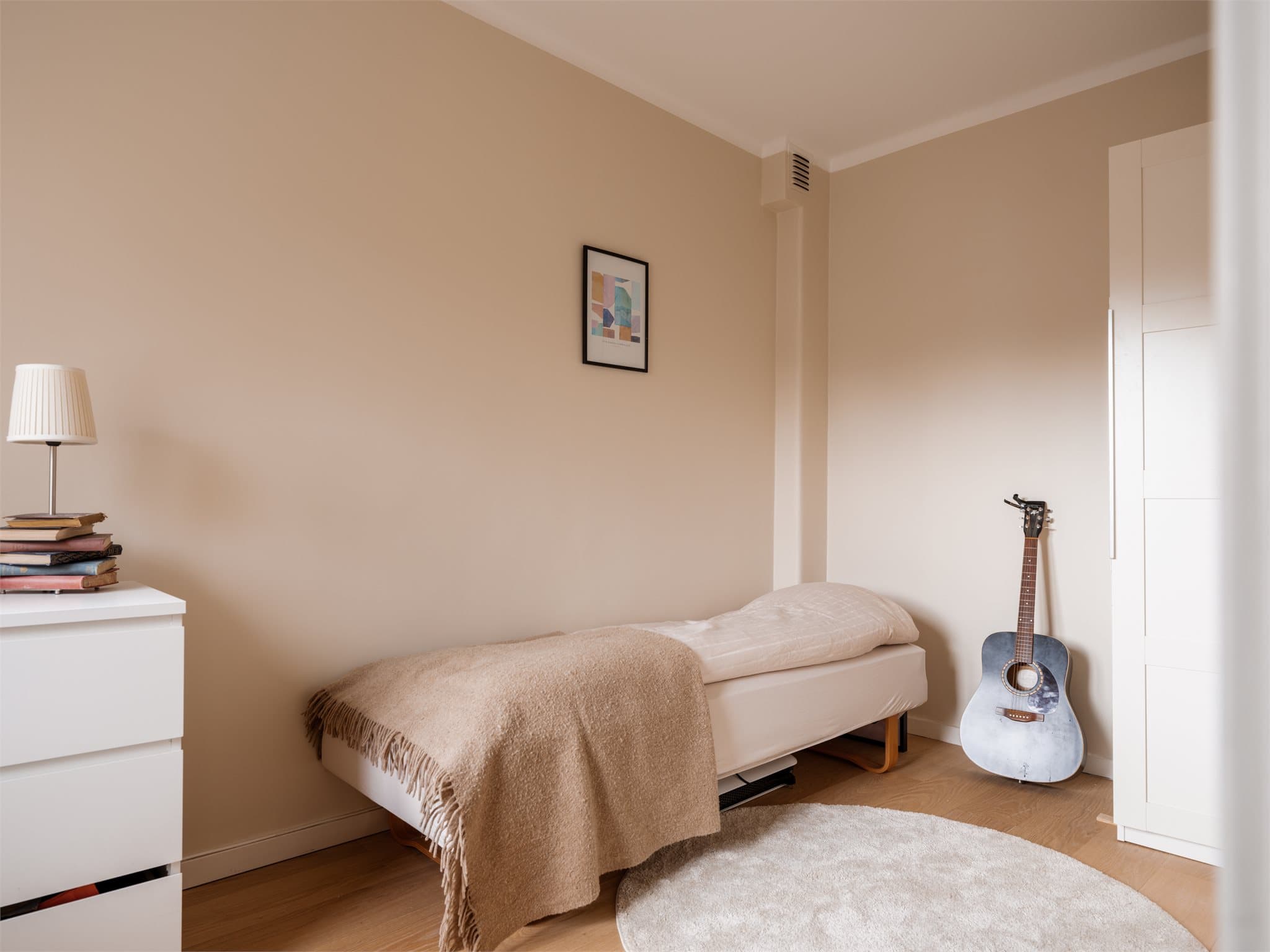 Det andre soverommet passer utmerket som gjesterom, barnerom eller kontor.