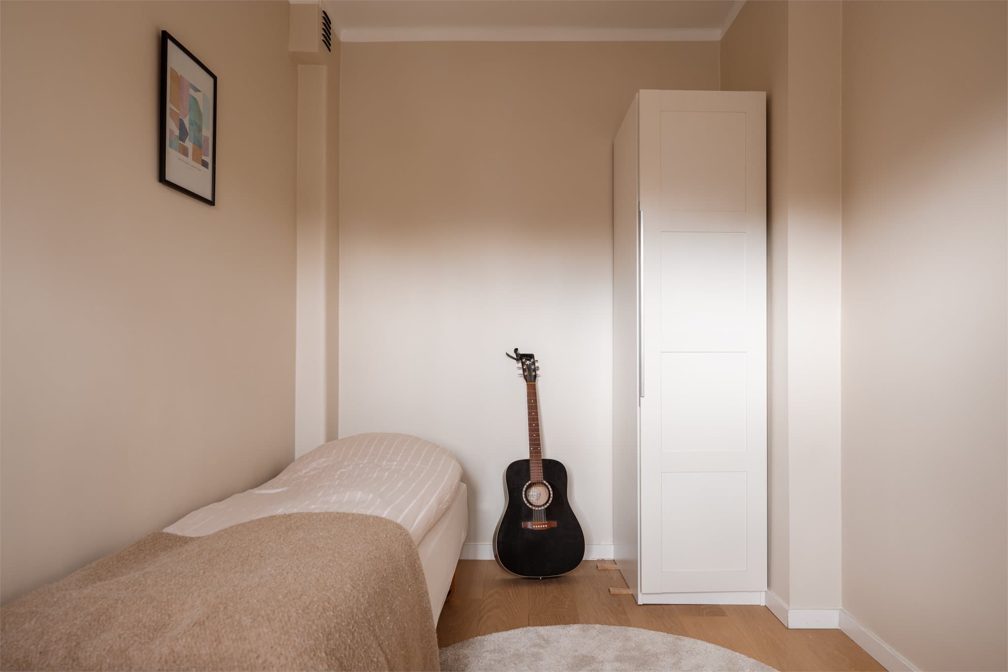 Rommet har plass til seng og garderobeløsning, og vender i likhet med hovedsoverommet mot rolige omgivelser.